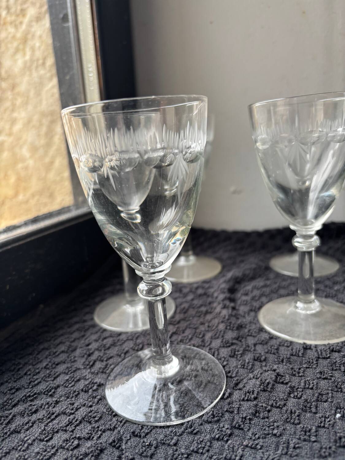 4 wine glasses