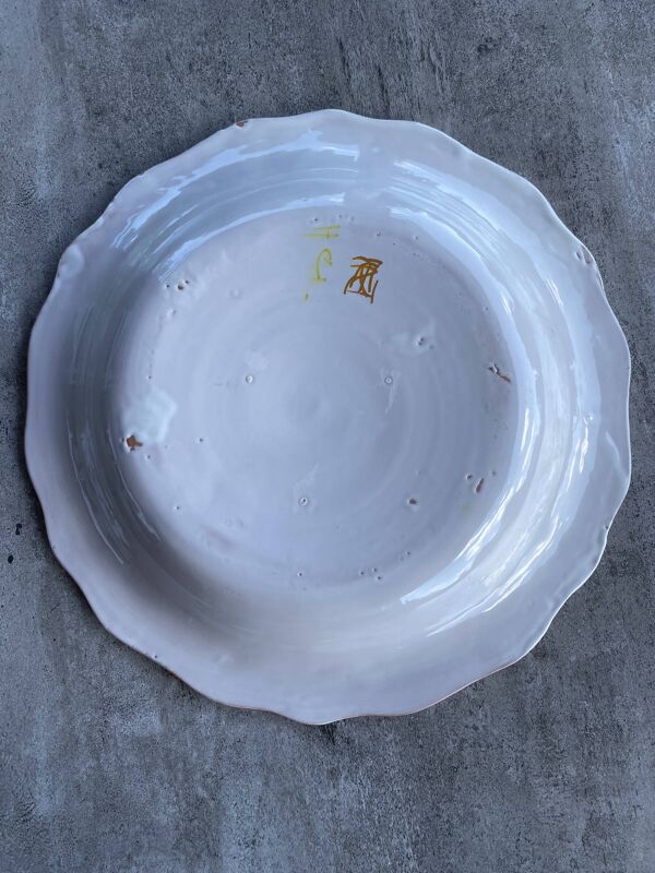 Plat creux en terre cuite émaillée, signé