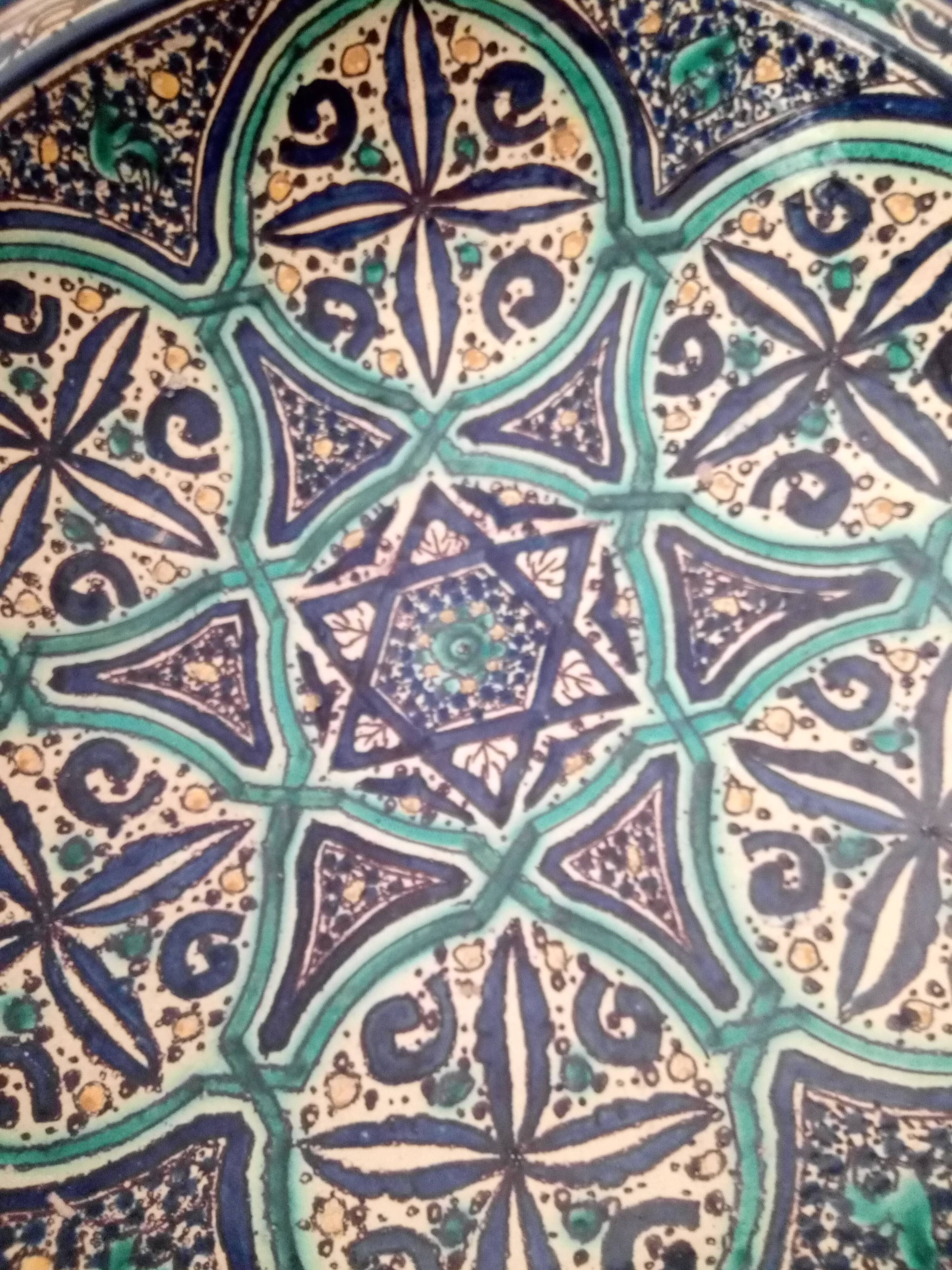 Very large Moroccan dish in enamelled earthenware. Late 19th century, early 20th century.