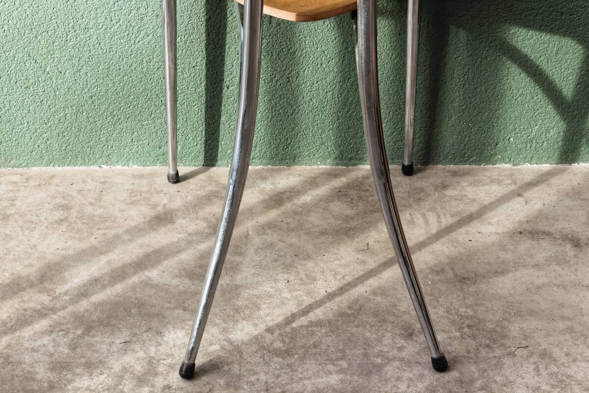 Set of two pairs of vintage 1970s chairs, in chrome metal and beech.
