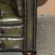 Canapé Chesterfield cuir rénové style Regency années 1950