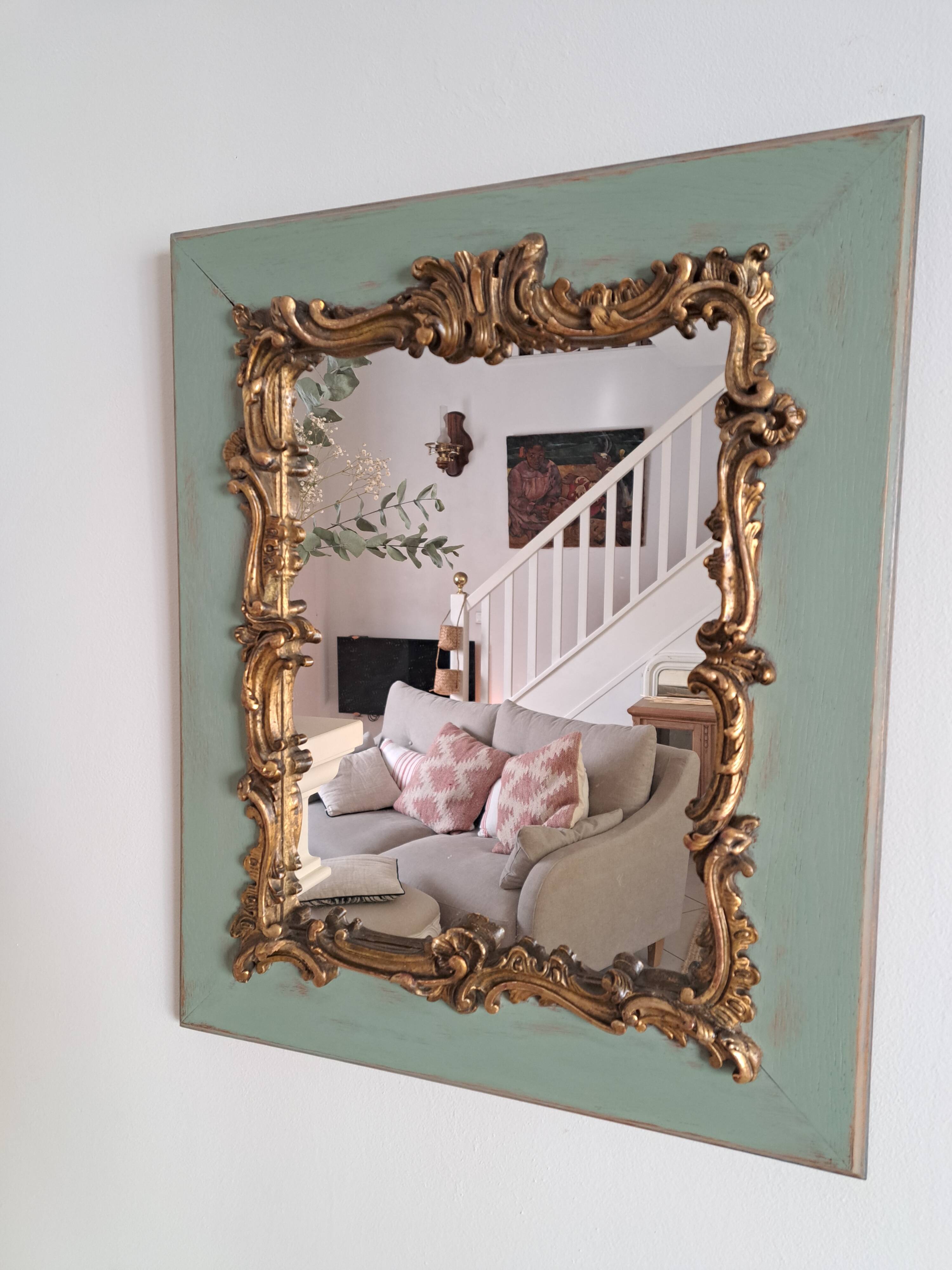 Antique Louis XV style mirror in wood and gilded stucco.