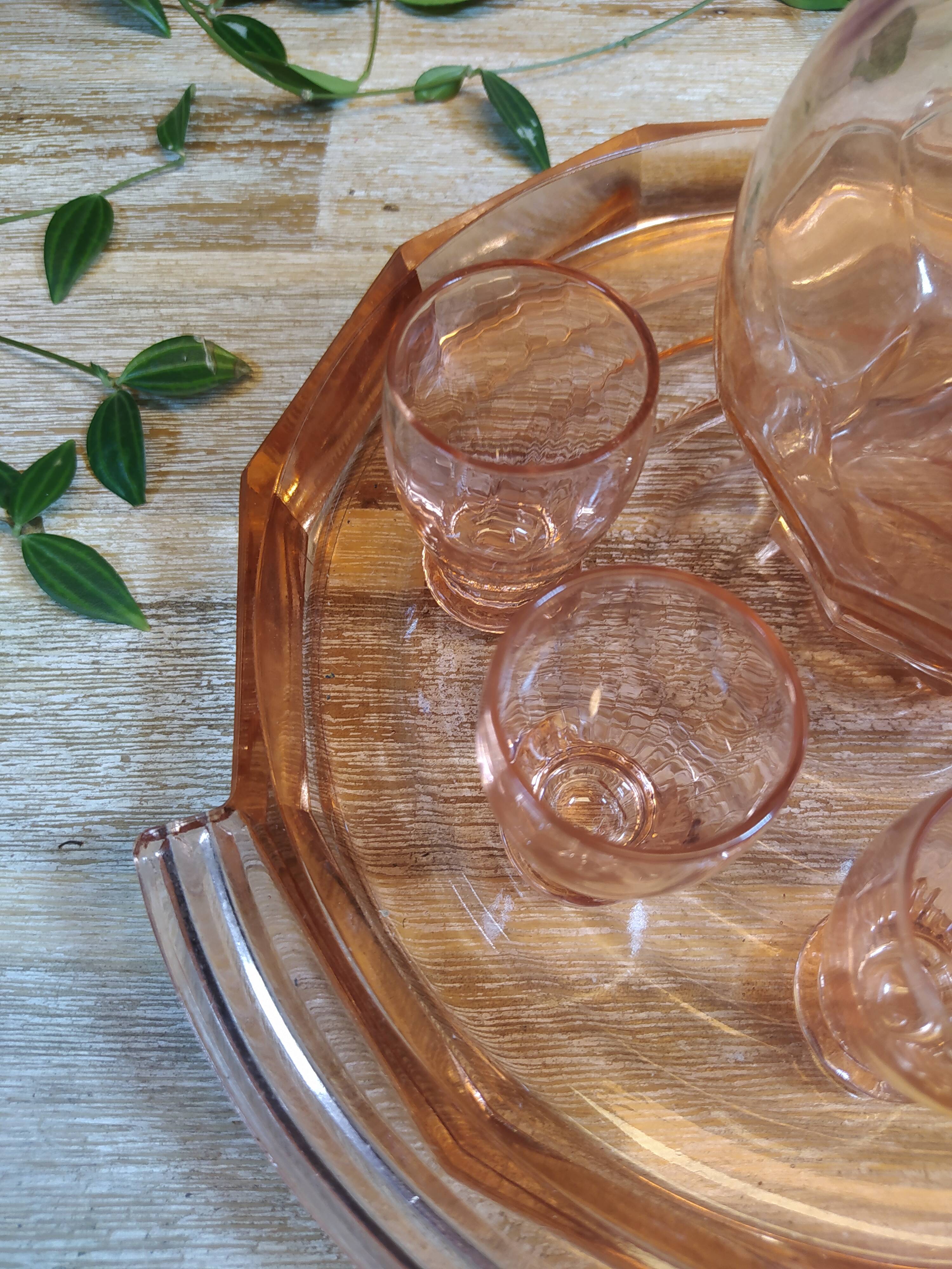 Service Rosaline en verre rose avec un plateau, une carafe et 4 verres à liqueur
