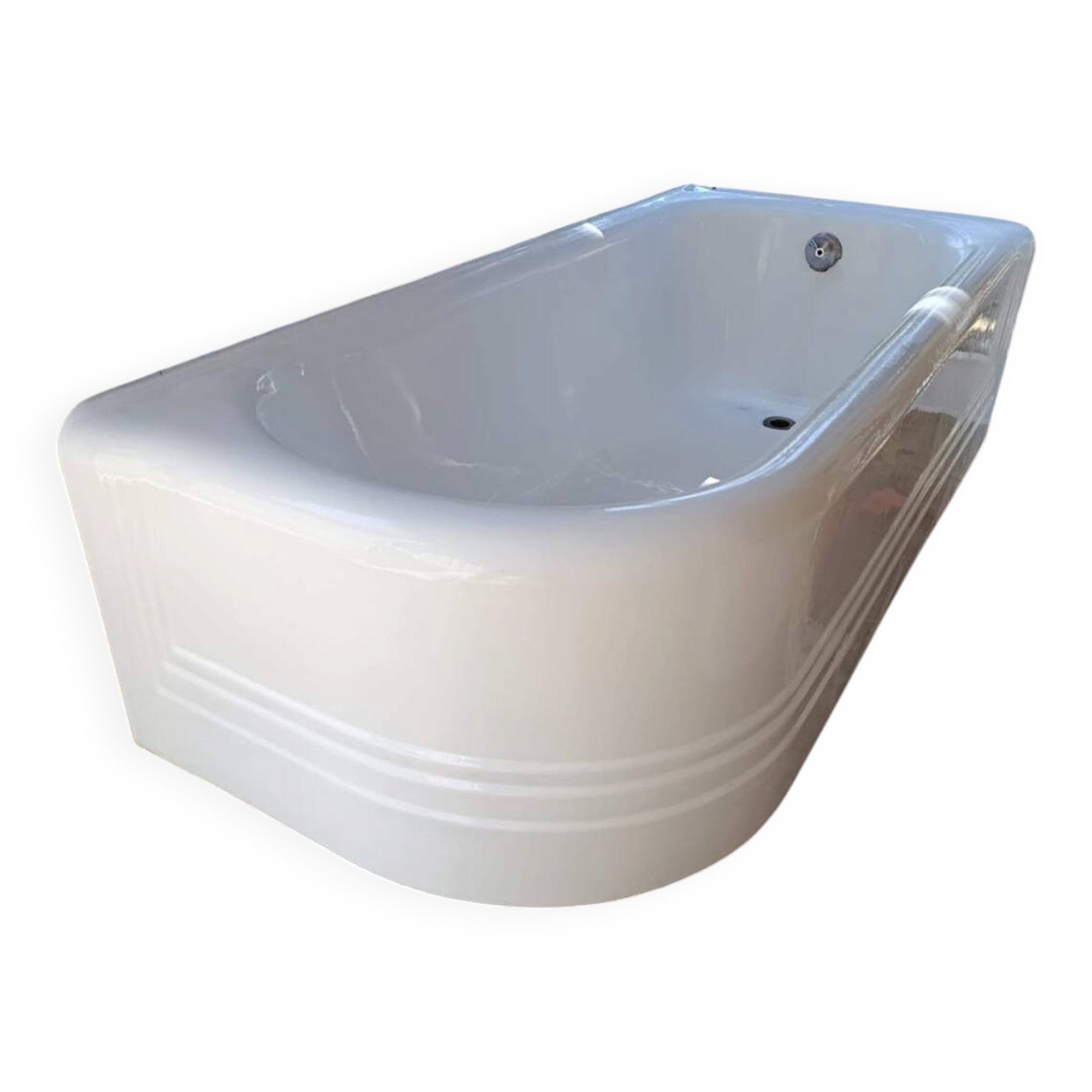 Art Deco bathtub from the 1930s and washbasin.