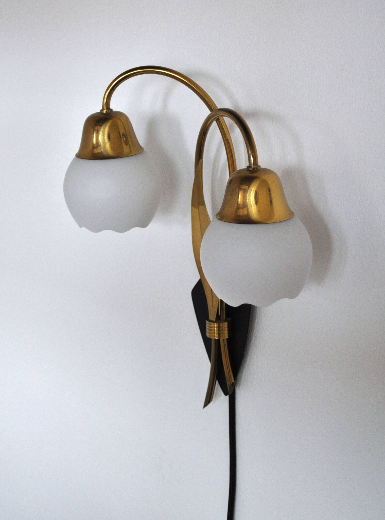 Applique murale scandinave organique à deux bras, laiton et opaline, années 1940-1950
