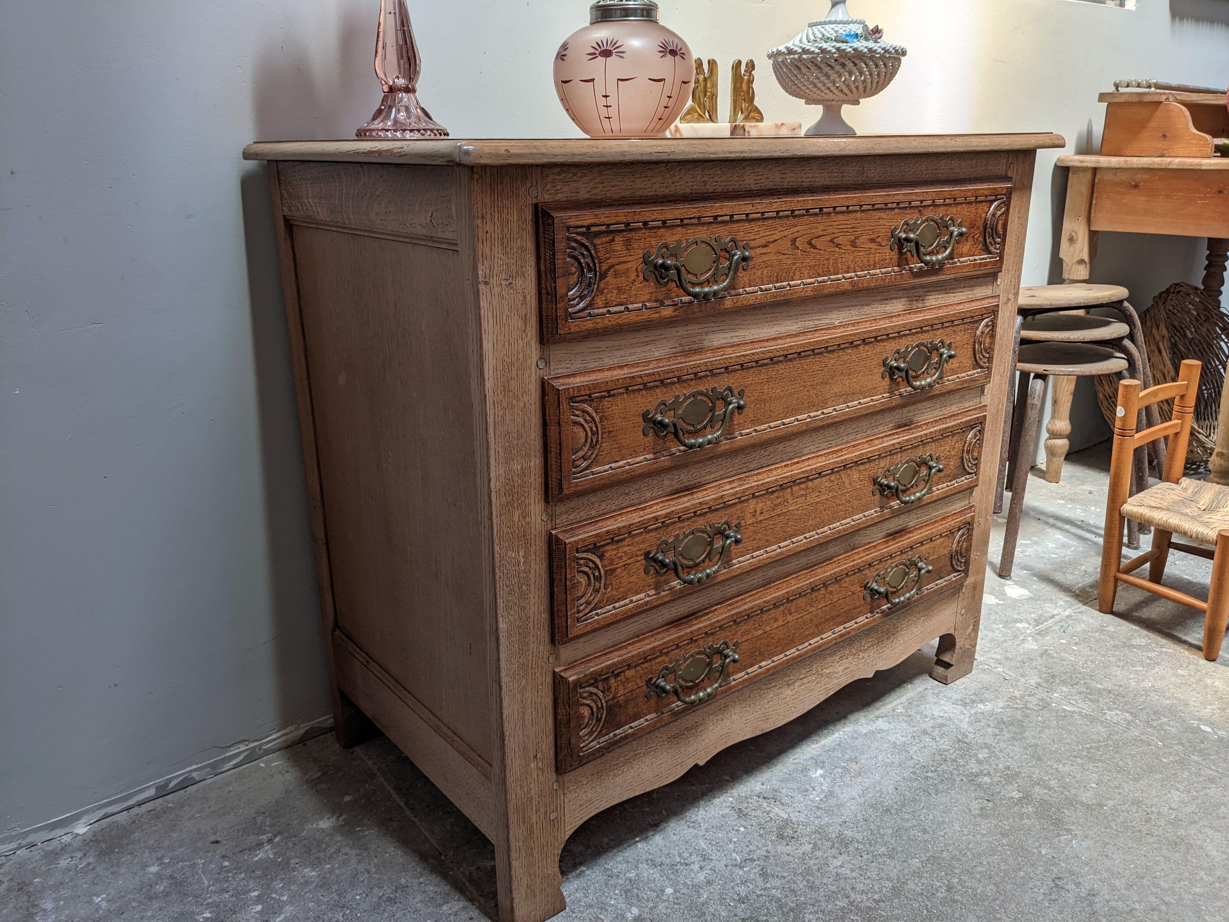 Oak chest of drawers