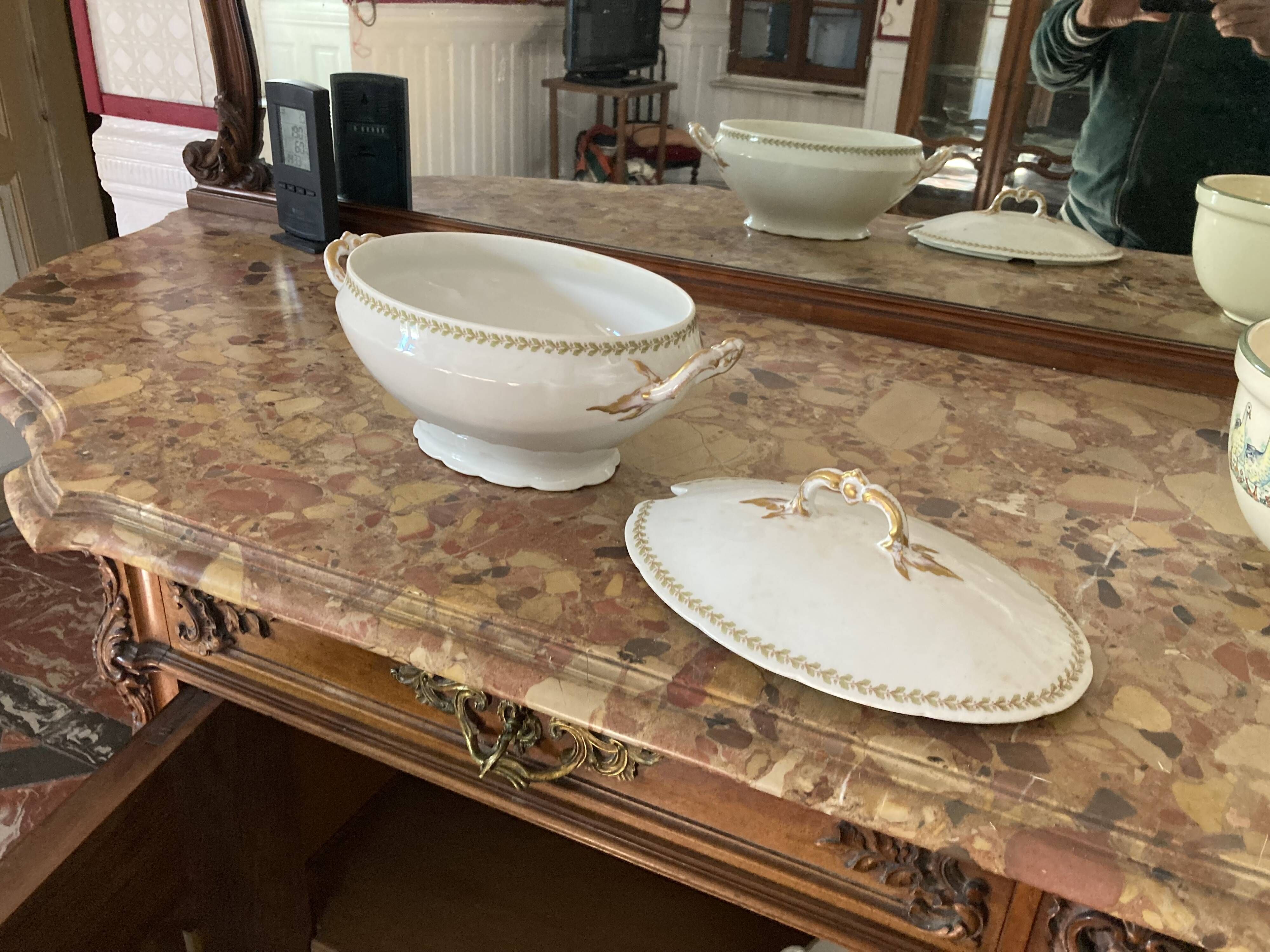 Soup tureen
