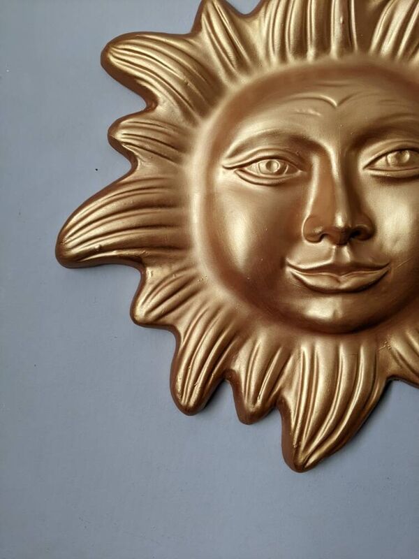 Soleil en terre cuite dorée, fabrication artisanale