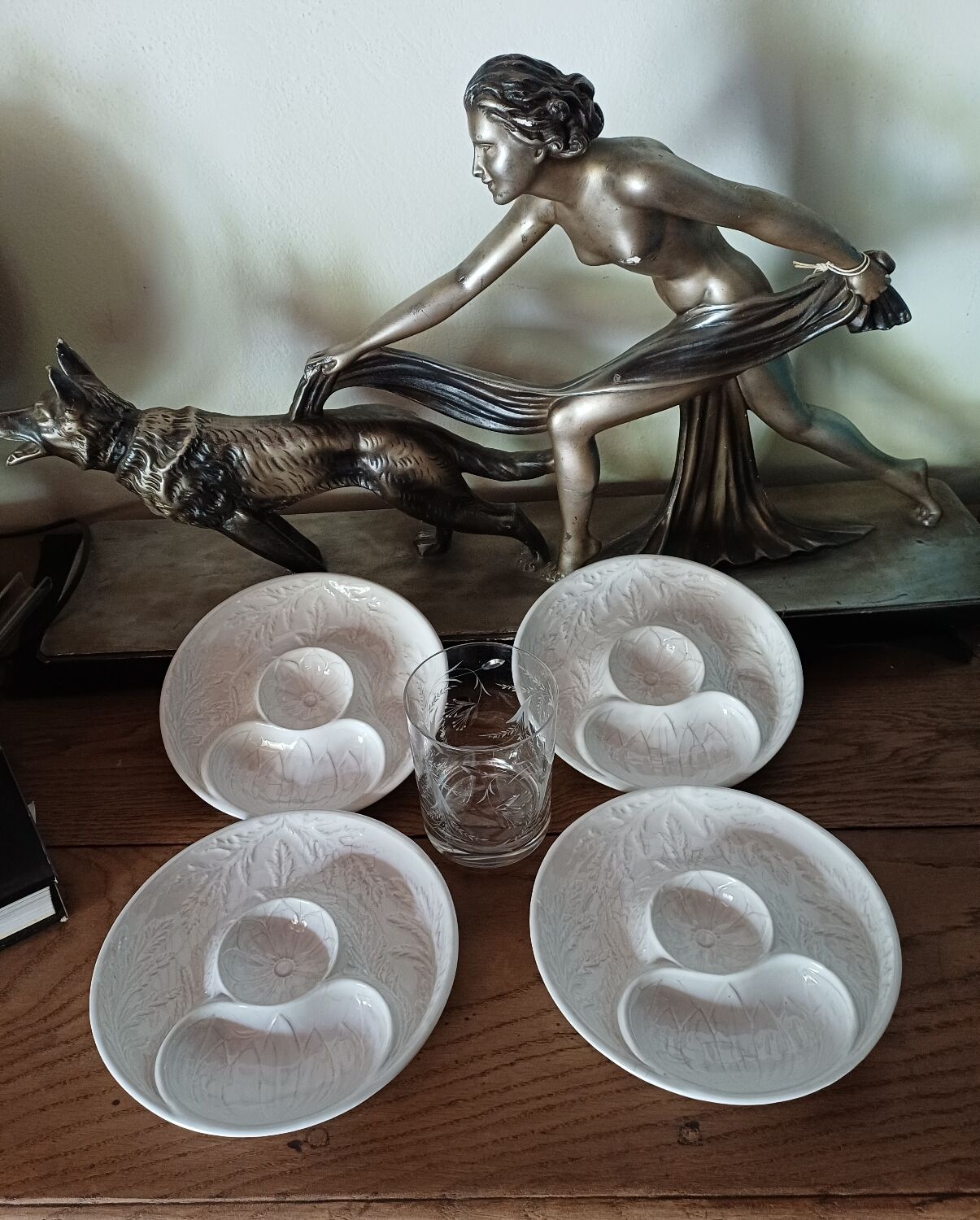 4 barbotine plates with artichoke pattern from Bordallo.