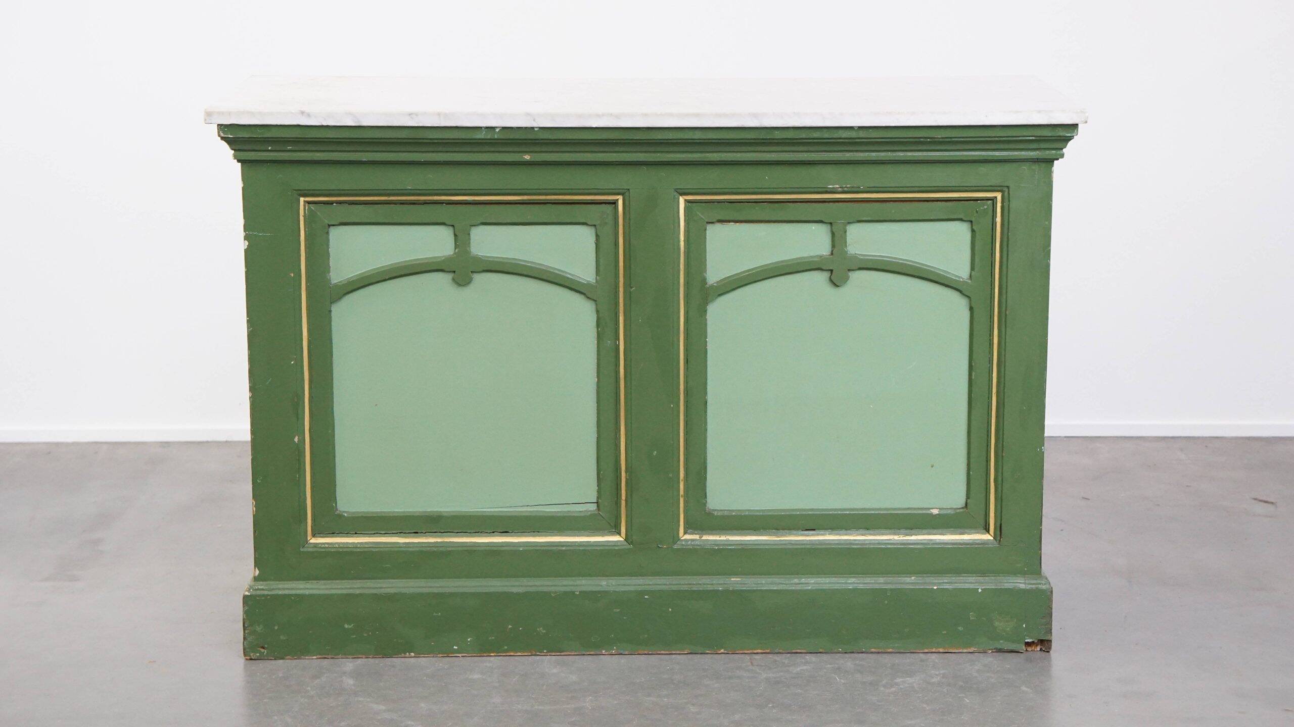 Buffet/comptoir/table d'appoint ancien unique, de couleur verte, datant de la fin du XIXe/début du XXe siècle, avec un plateau en marbre.