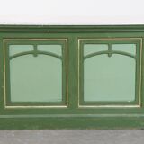 Buffet/comptoir/table d'appoint ancien unique, de couleur verte, datant de la fin du XIXe/début du XXe siècle, avec un plateau en marbre.