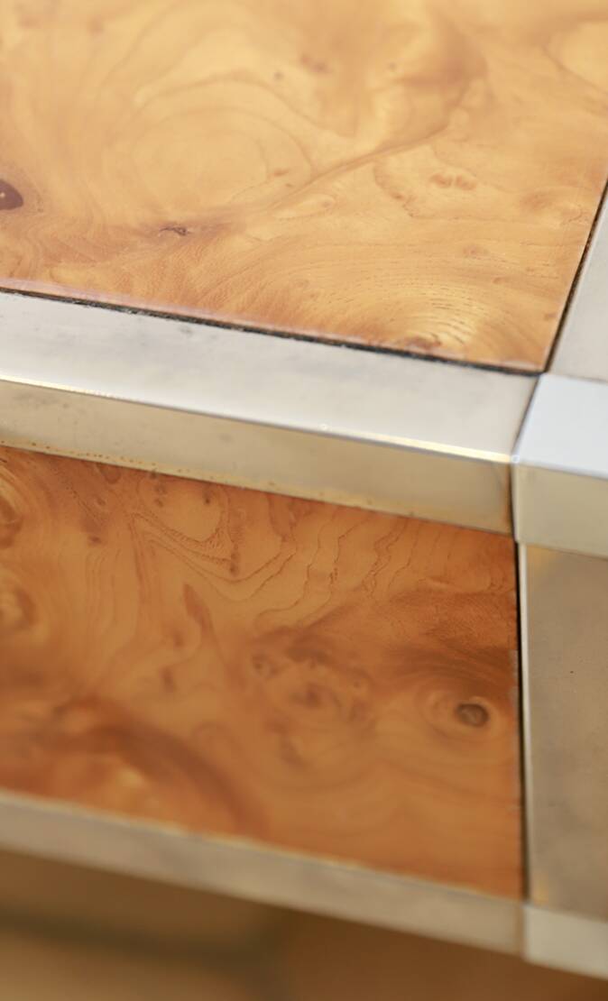 table basse en loupe d'orme avec bords chromés
