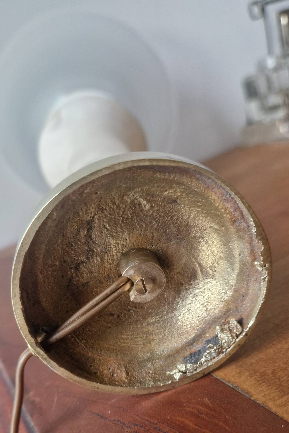 Neo-Empire style table lamp in alabaster and brass - V-shaped tulip shade