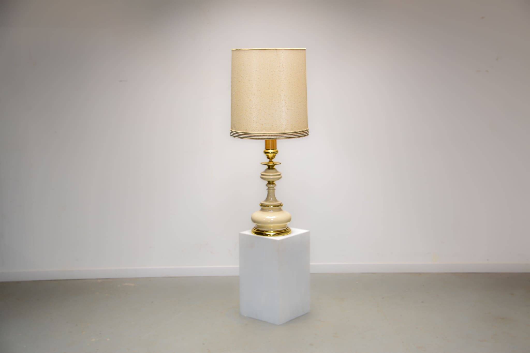 Lampe Cenacchi surdimensionnée beige et or. Vers 1980.