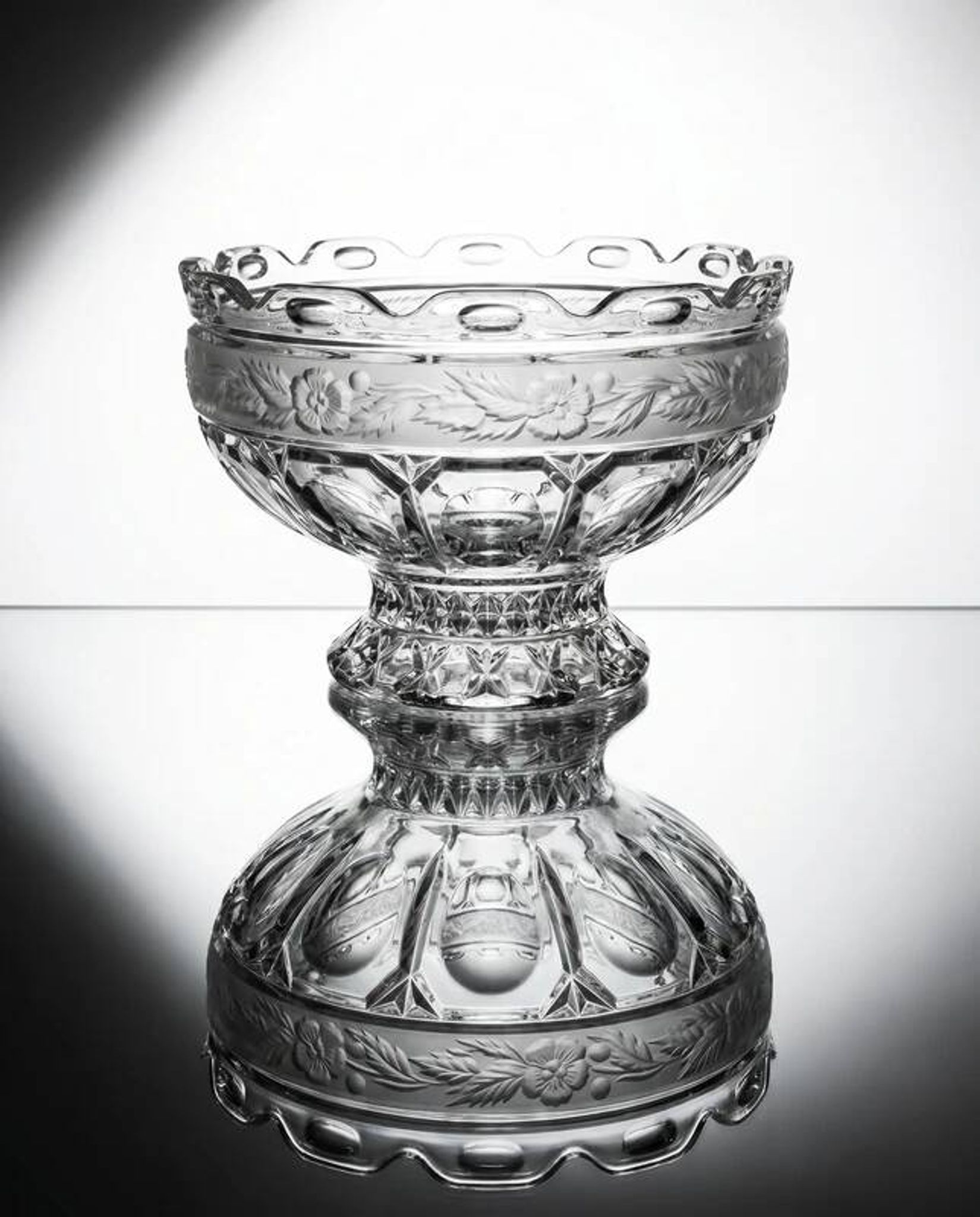 Cut and engraved crystal footed bowl, floral decoration – classic style / centrepiece - 20th century