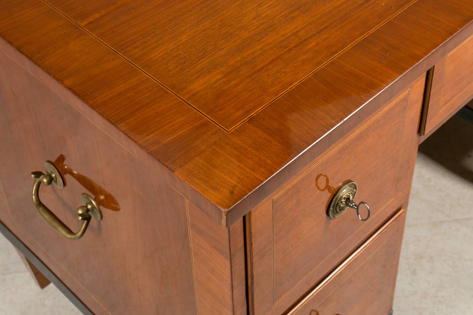 Bureau Biedermeier en placage de noyer, Allemagne, vers 1830