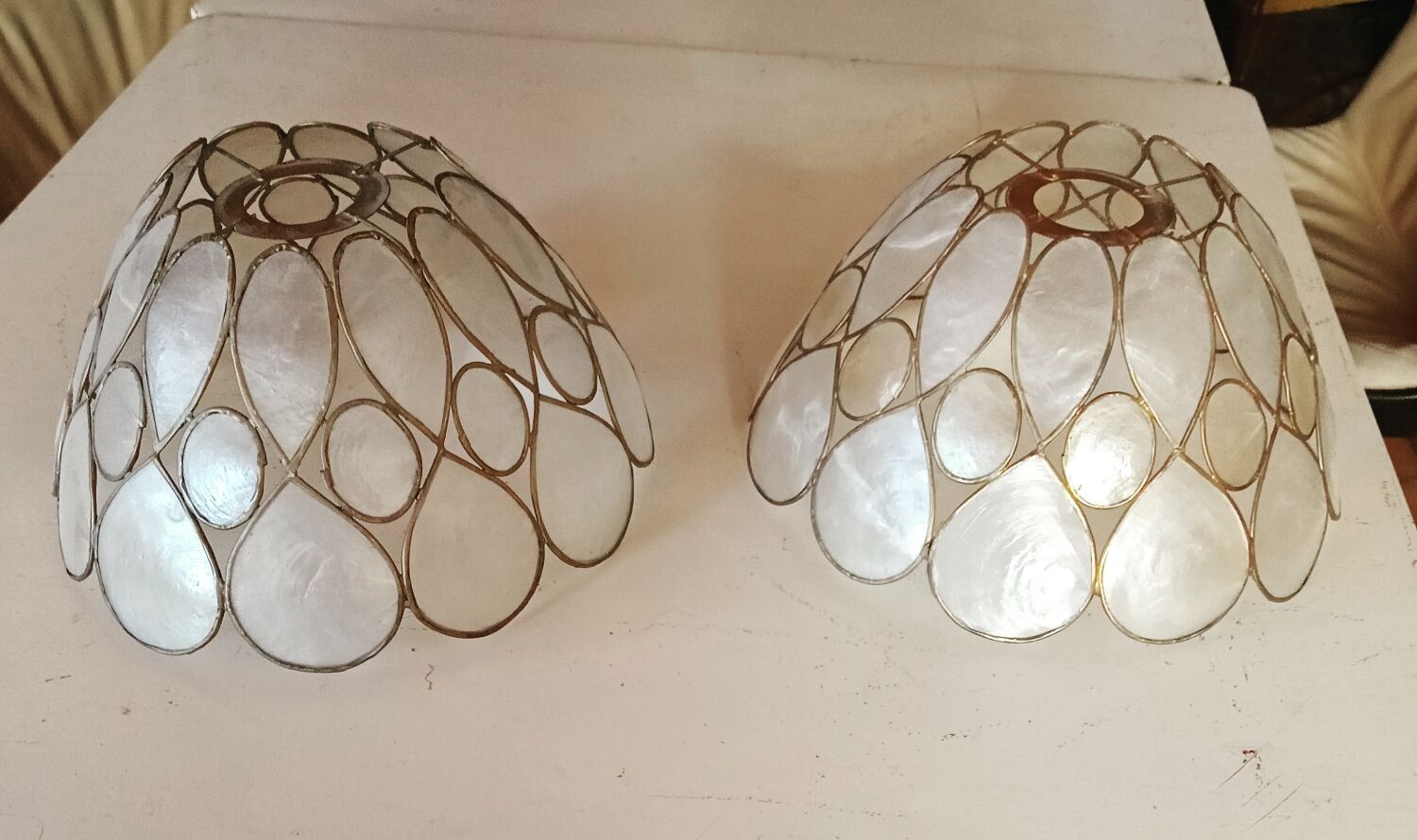 Pair of mother-of-pearl suspensions
