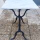 Table en marbre blanc, piètement en fonte signé SNES, made in france