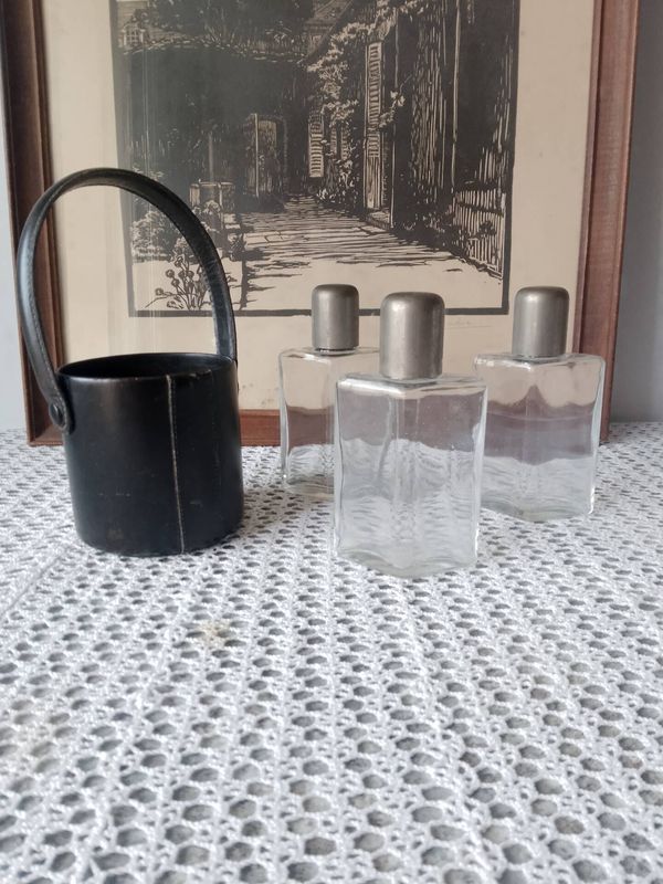 Cave à liqueur / set de 3 flasques de voyage vintage le tanneur