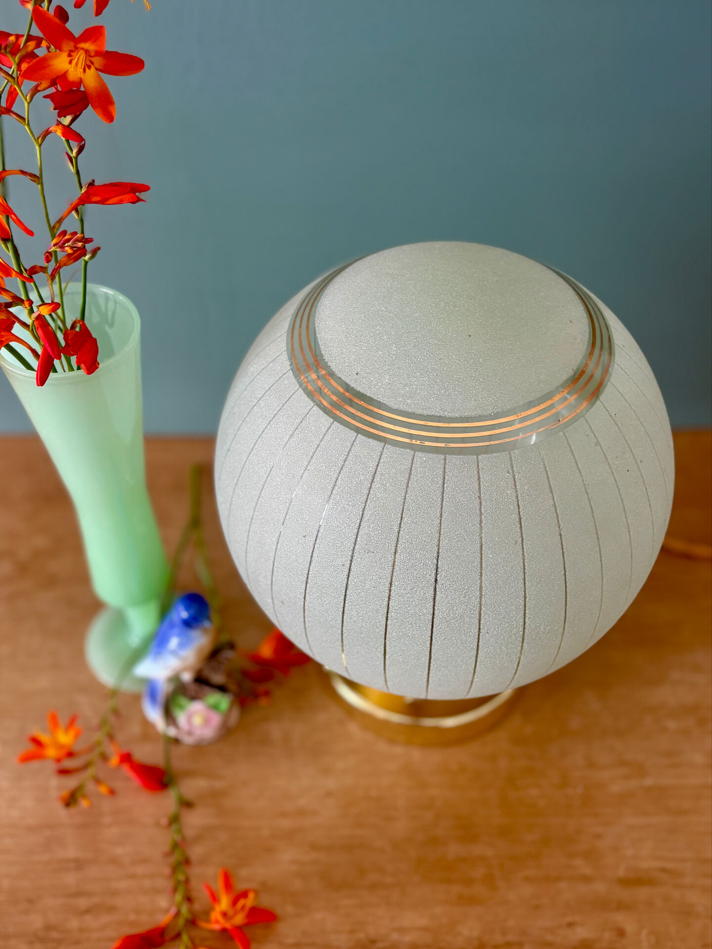 Lampe à poser globe vintage en verre granité vert et doré