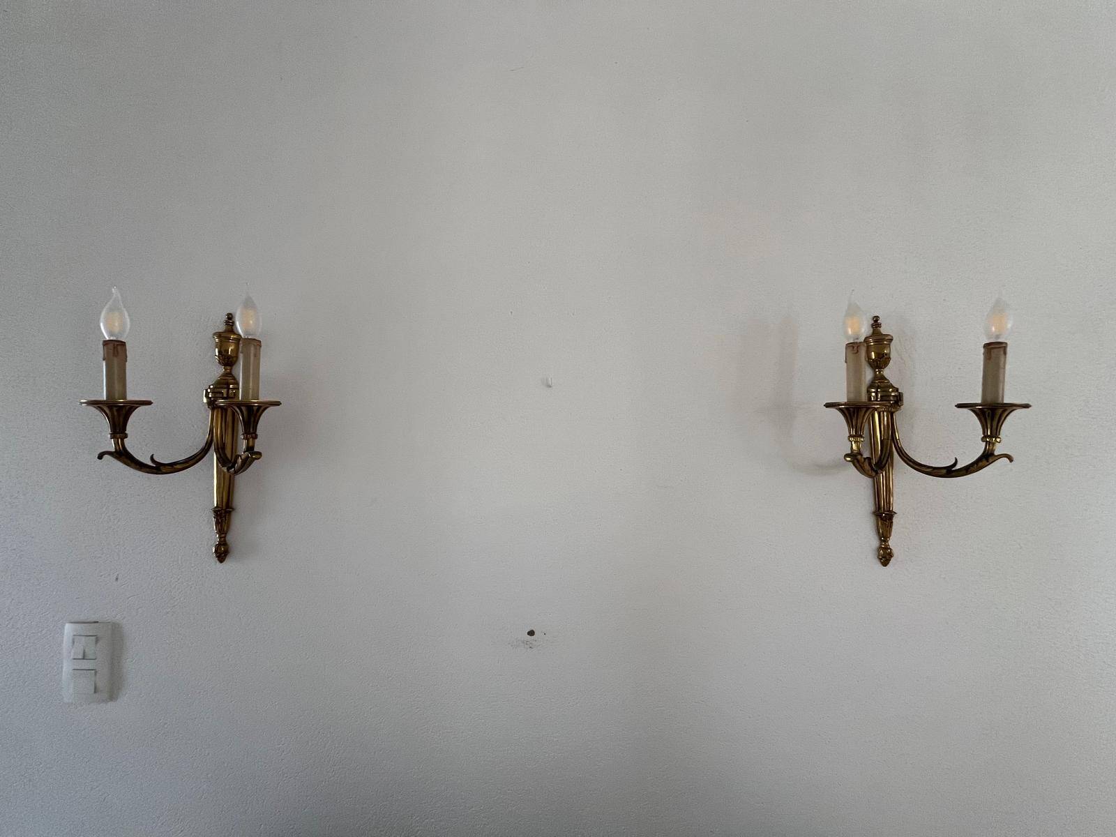 Lot de 2 appliques murales, style Louis XV en bronze dorée