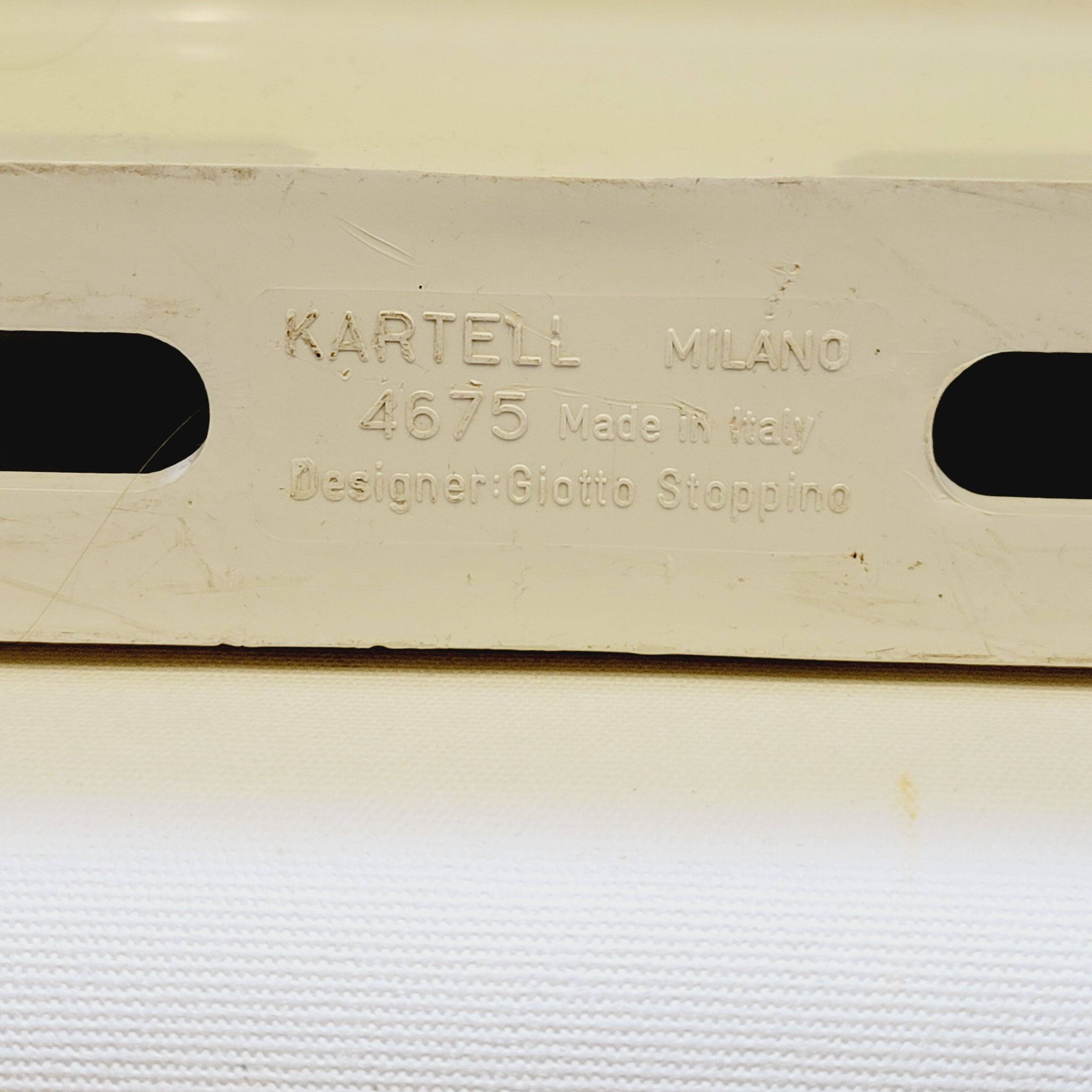 Kartell Vintage 4675 Magazine Rack Design by Giotto Stoppino in Plastic C