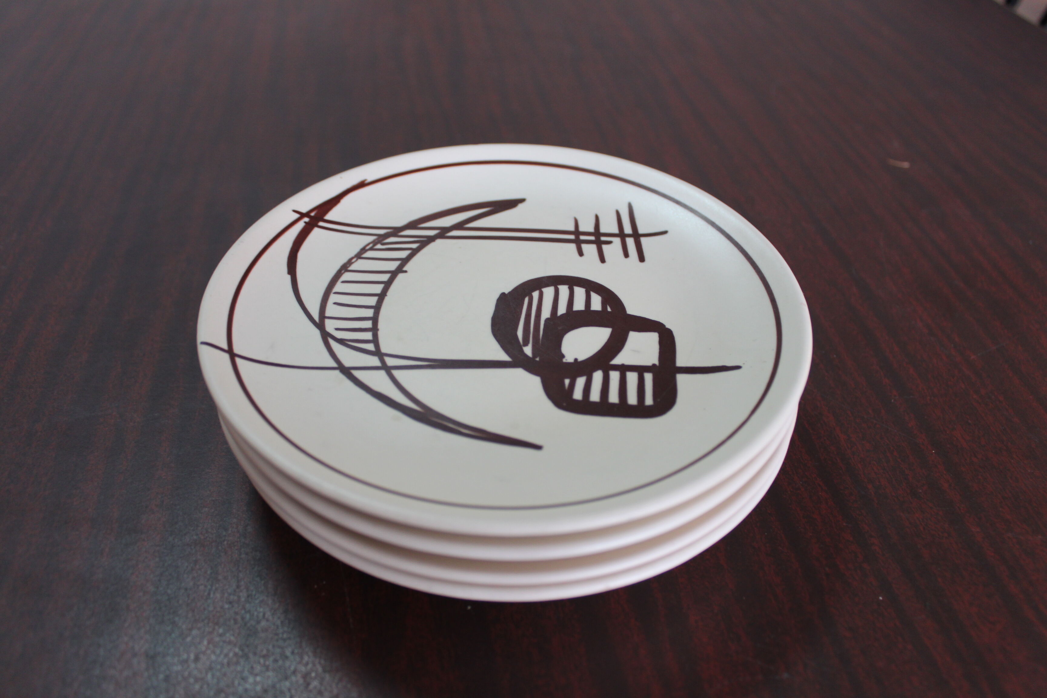 Set of 4 dessert plates.