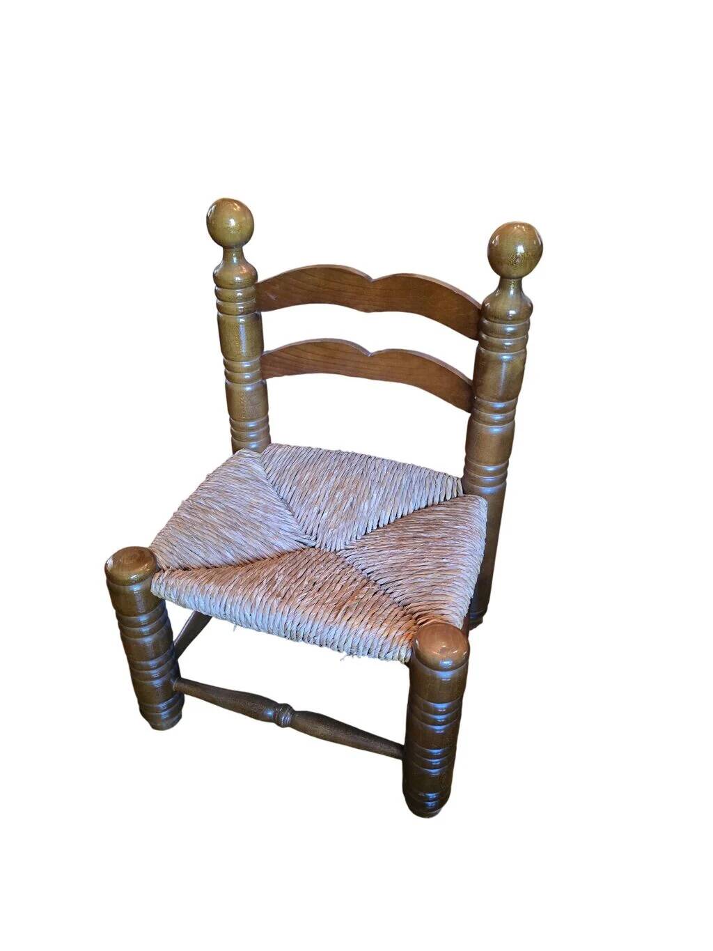 Pair of low fireplace chairs in turned wood and straw, Charles style.