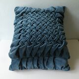 Paire de coussins anciens, en velours bleu canard, effet plissé