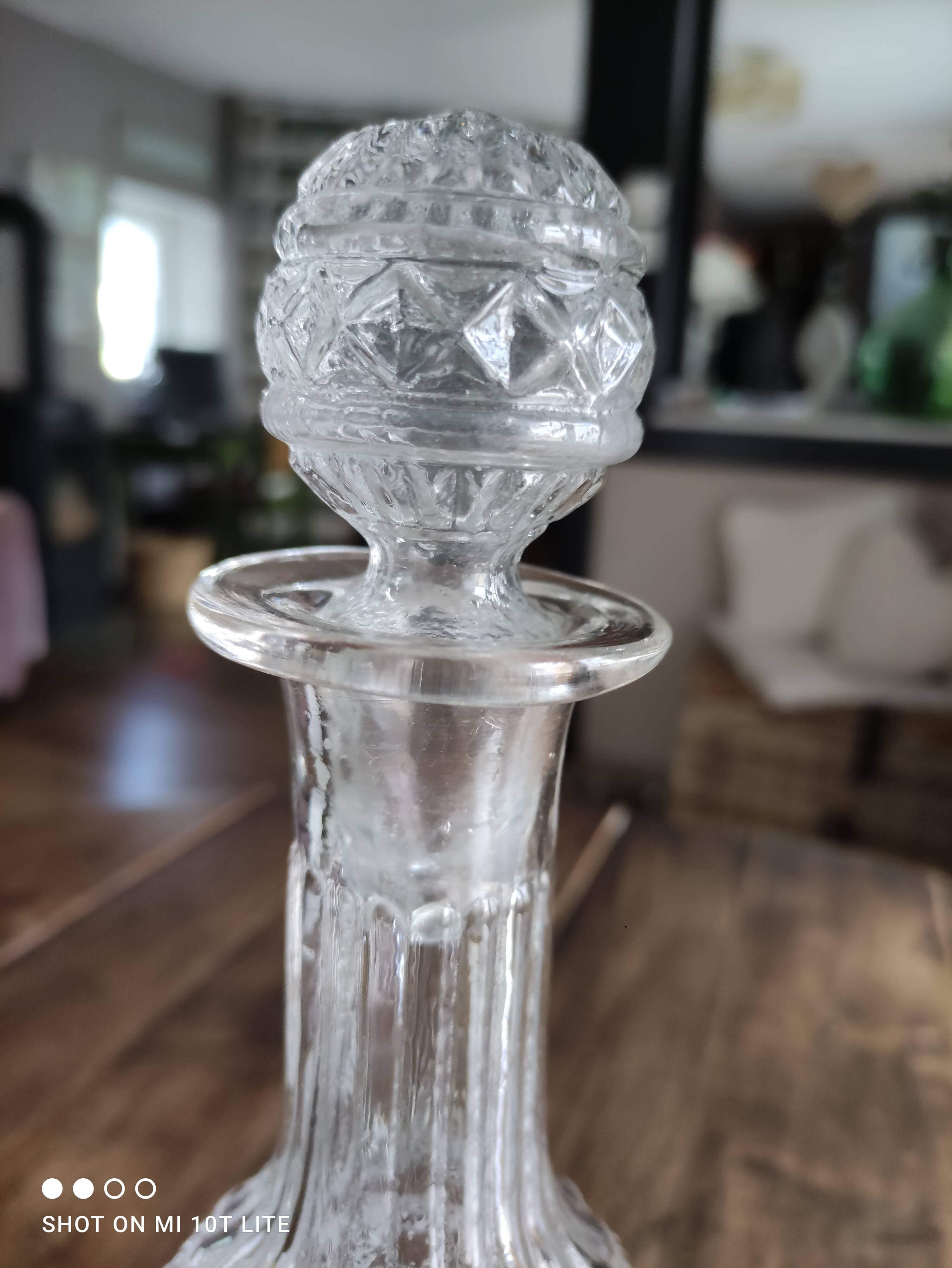 Round molded glass decanter with cap