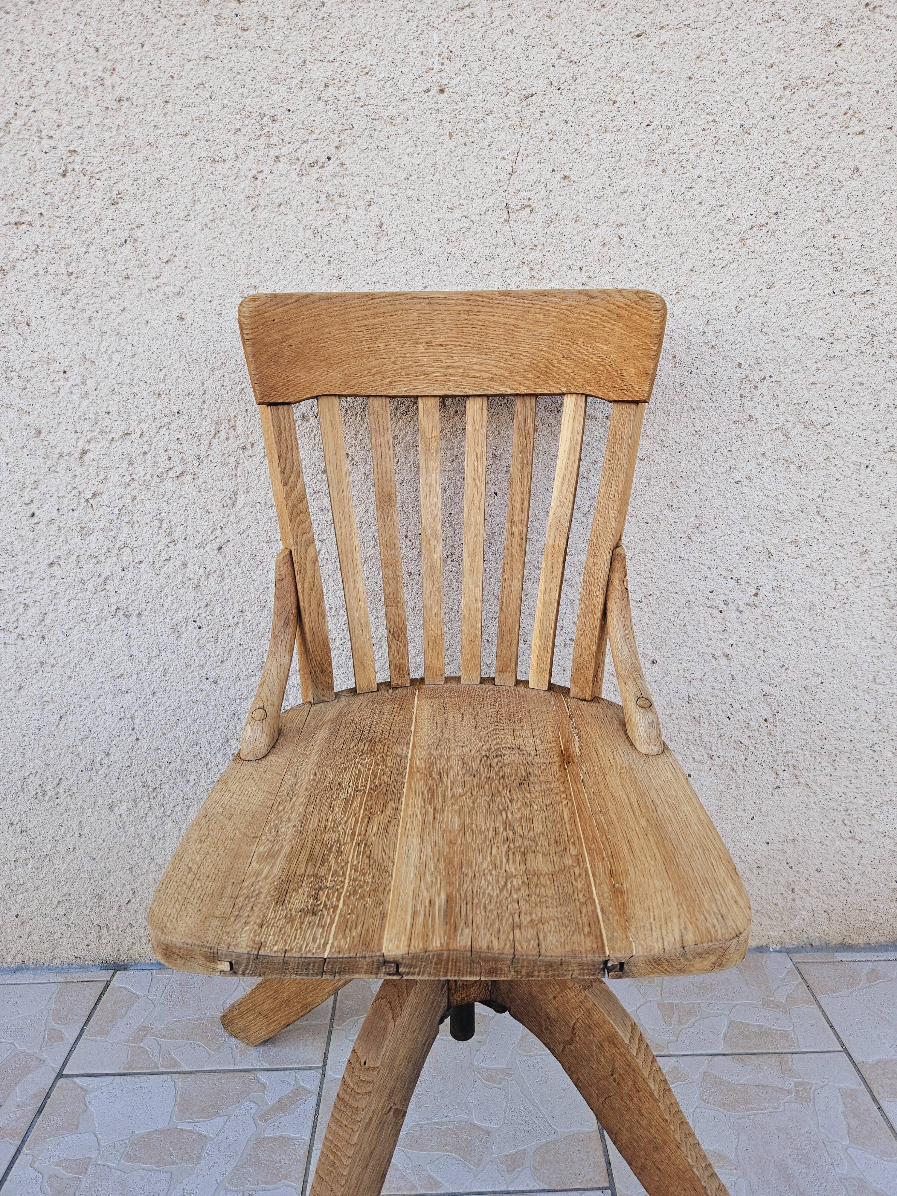 Chaise de bureau pivotante en chêne blond vers 1930