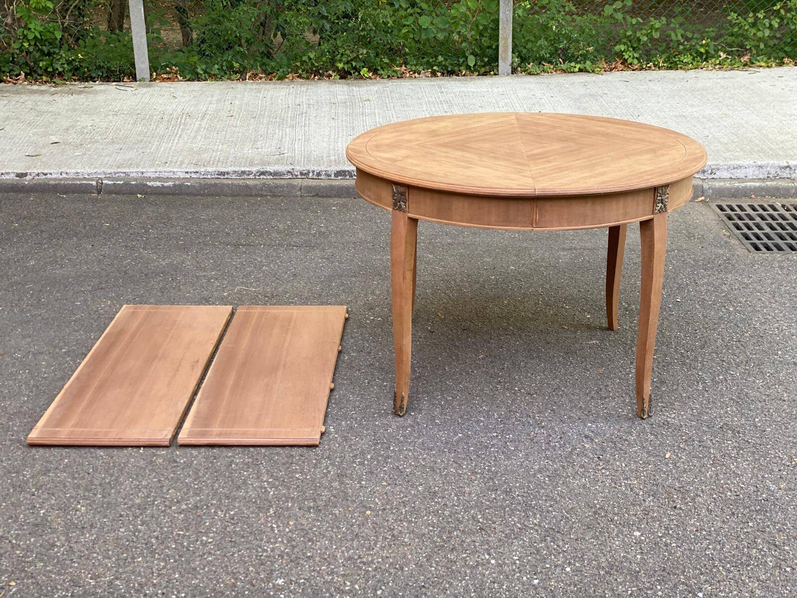 Round extendable dining table stripped in cherry wood with Louis XVI marquetry 1