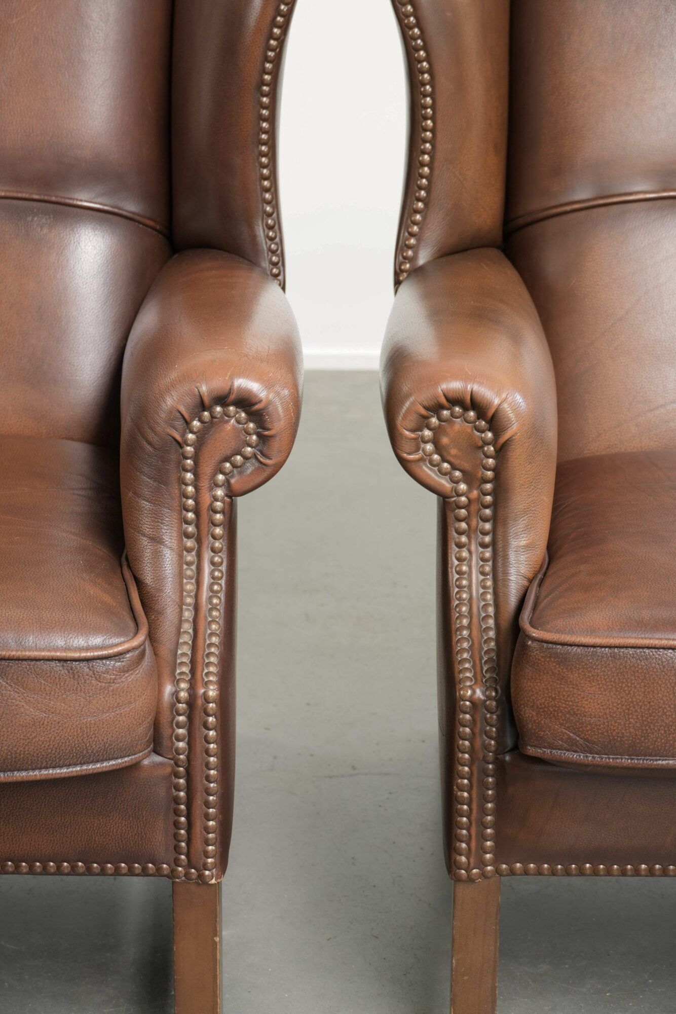 Set of 2 cow leather wingback armchairs in English style