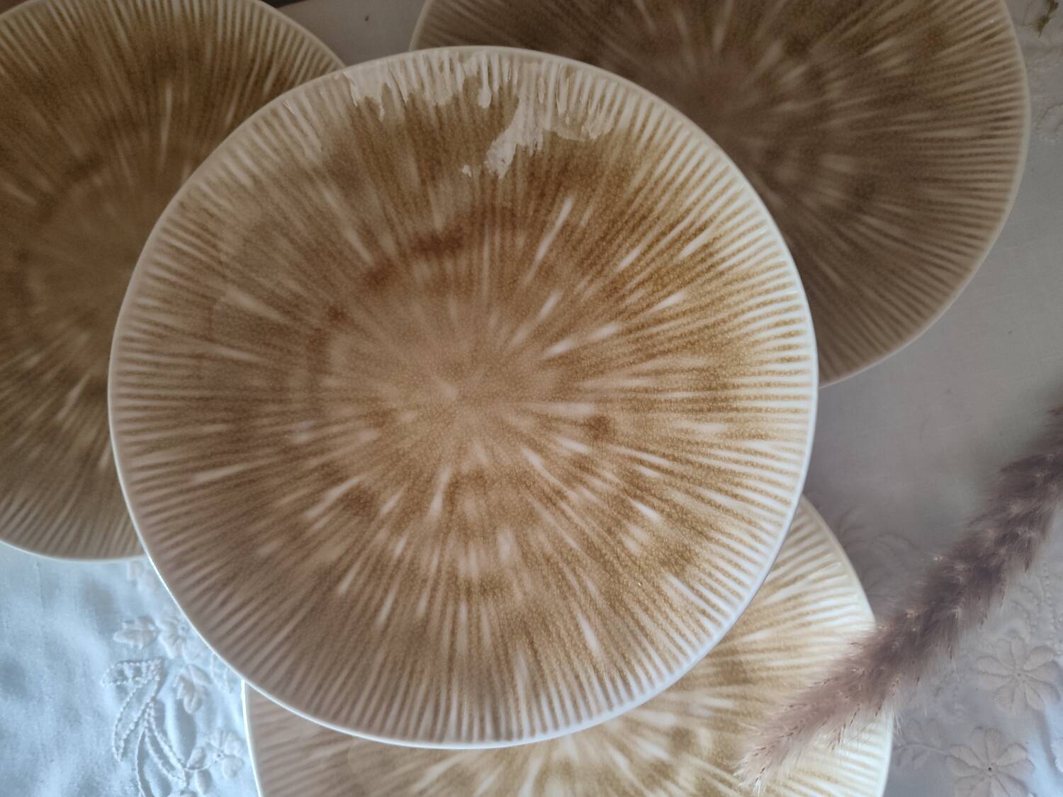 Set of 4 mushroom-style glazed ceramic plates