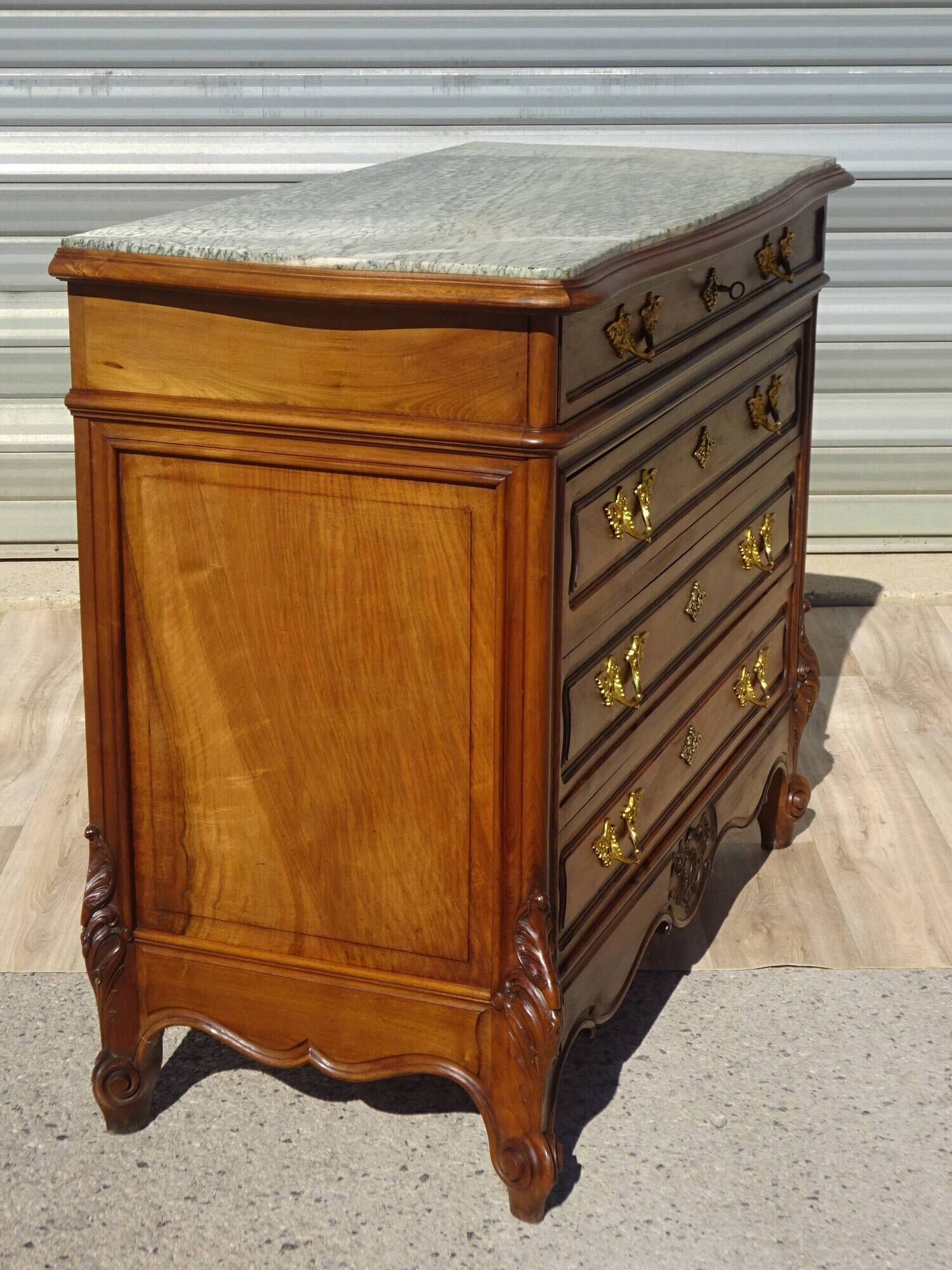 Commode en noyer Louis XV avec miroir