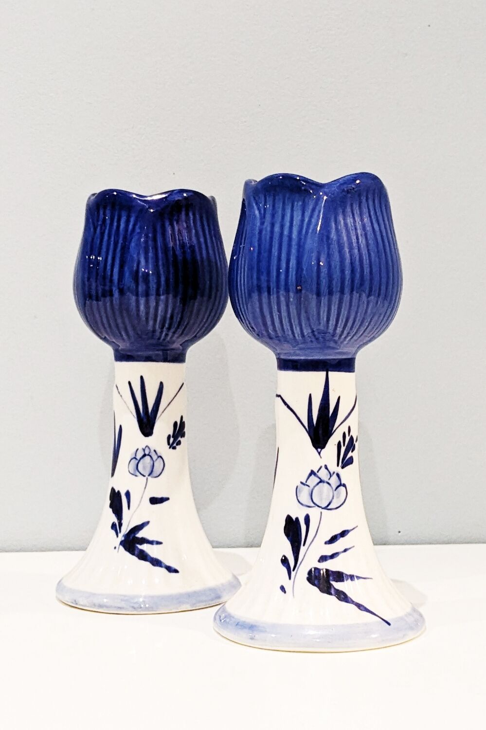2 vintage '80 candlesticks in the shape of a tulip. Delft. In perfect condition.