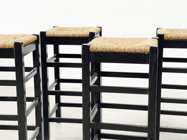 ensemble de quatre tabourets de bar en rotin et bois