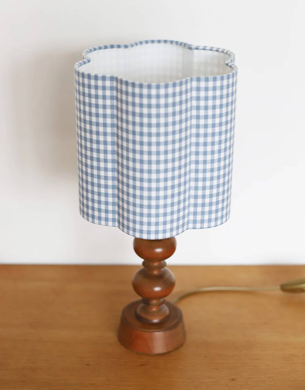 Lampe à poser, pied en bois tourné 1960 et abat-jour vichy bleu ciel