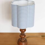 Lampe à poser, pied en bois tourné 1960 et abat-jour vichy bleu ciel