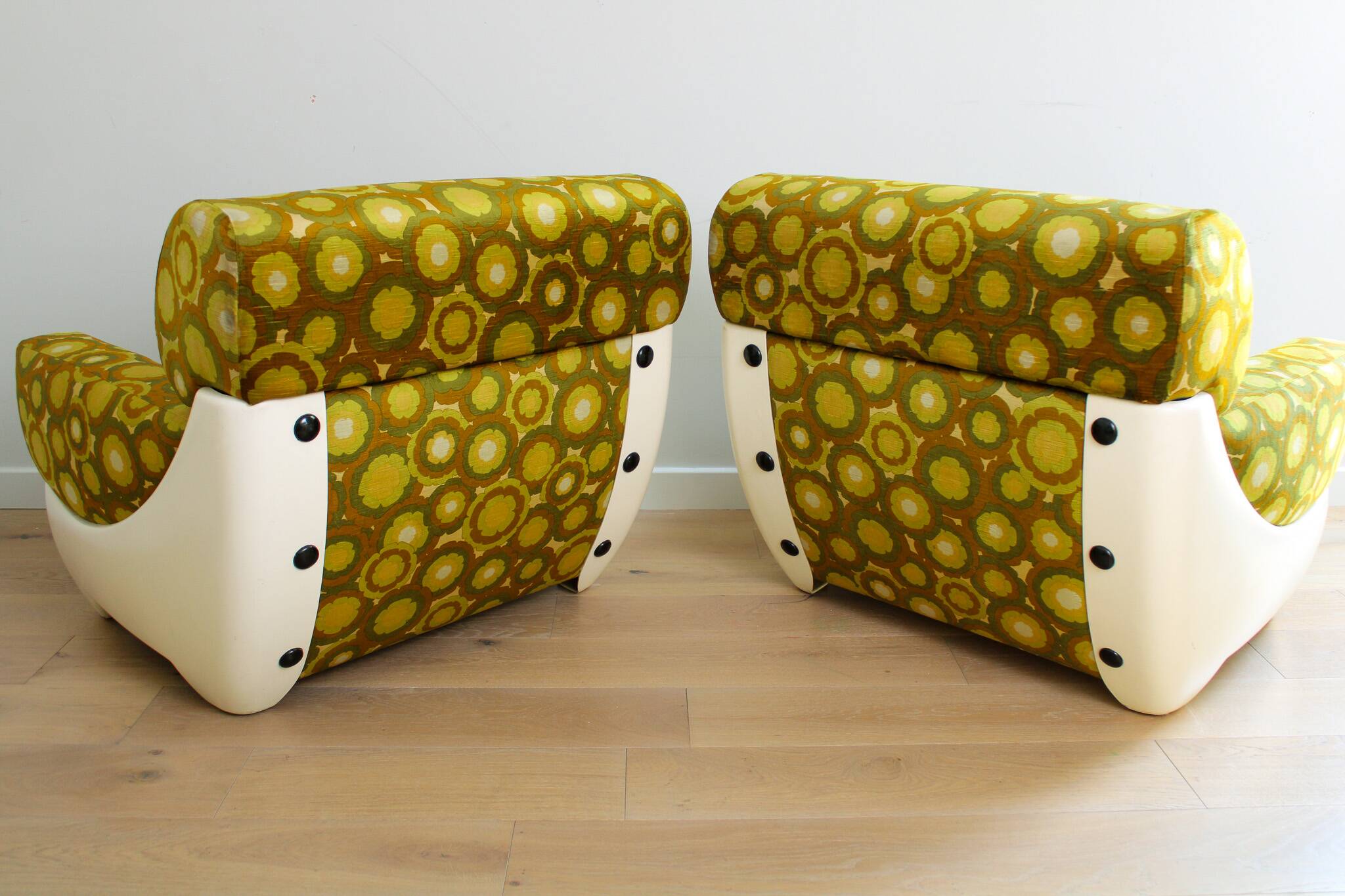 A pair of vintage mid-century modern arm chairs - Italy 1970s