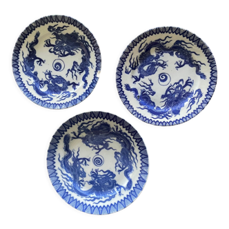 Assiettes en porcelaine d’Asie à décor de dragons bleus