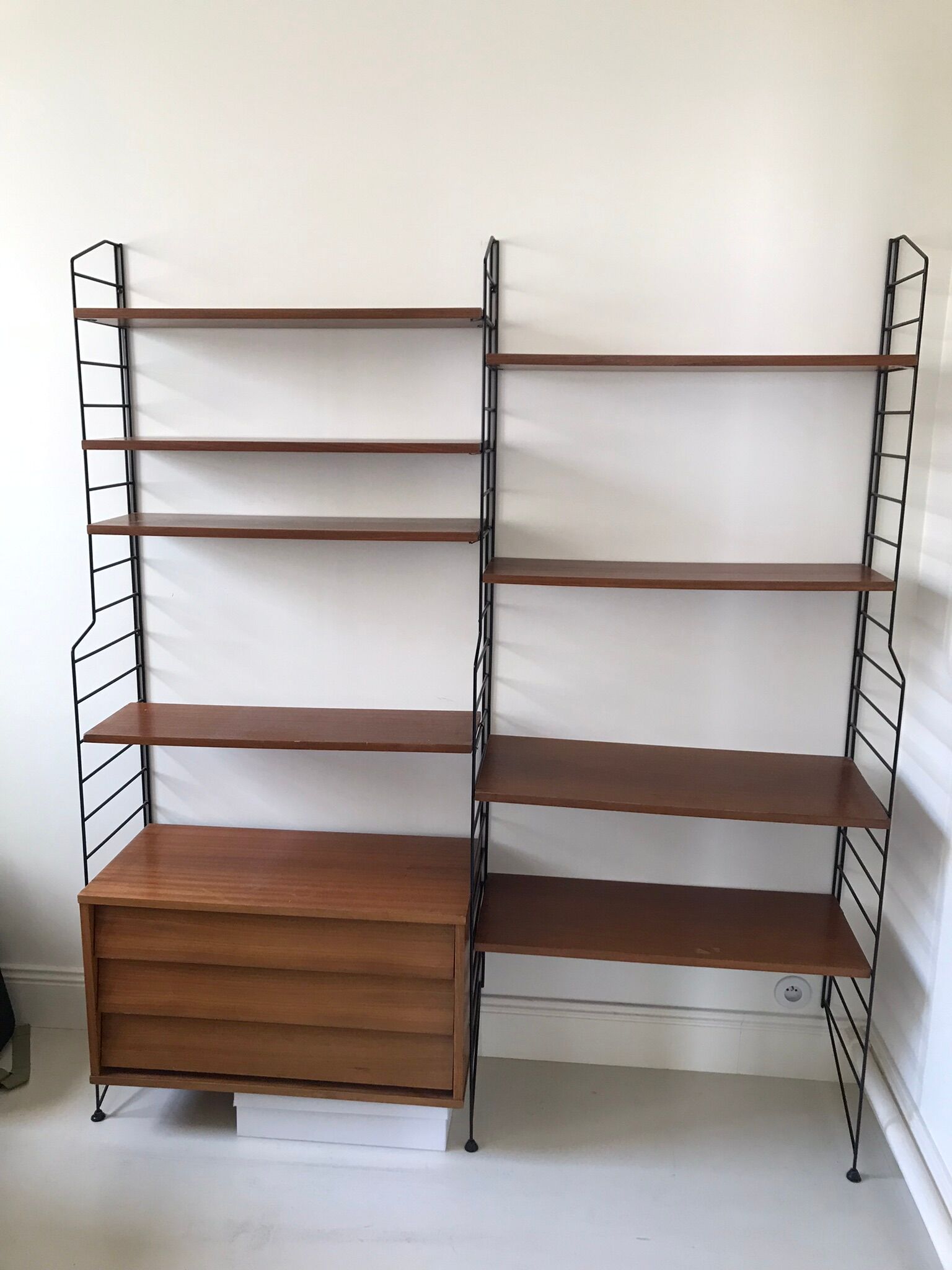 Self-supporting modular wall shelf