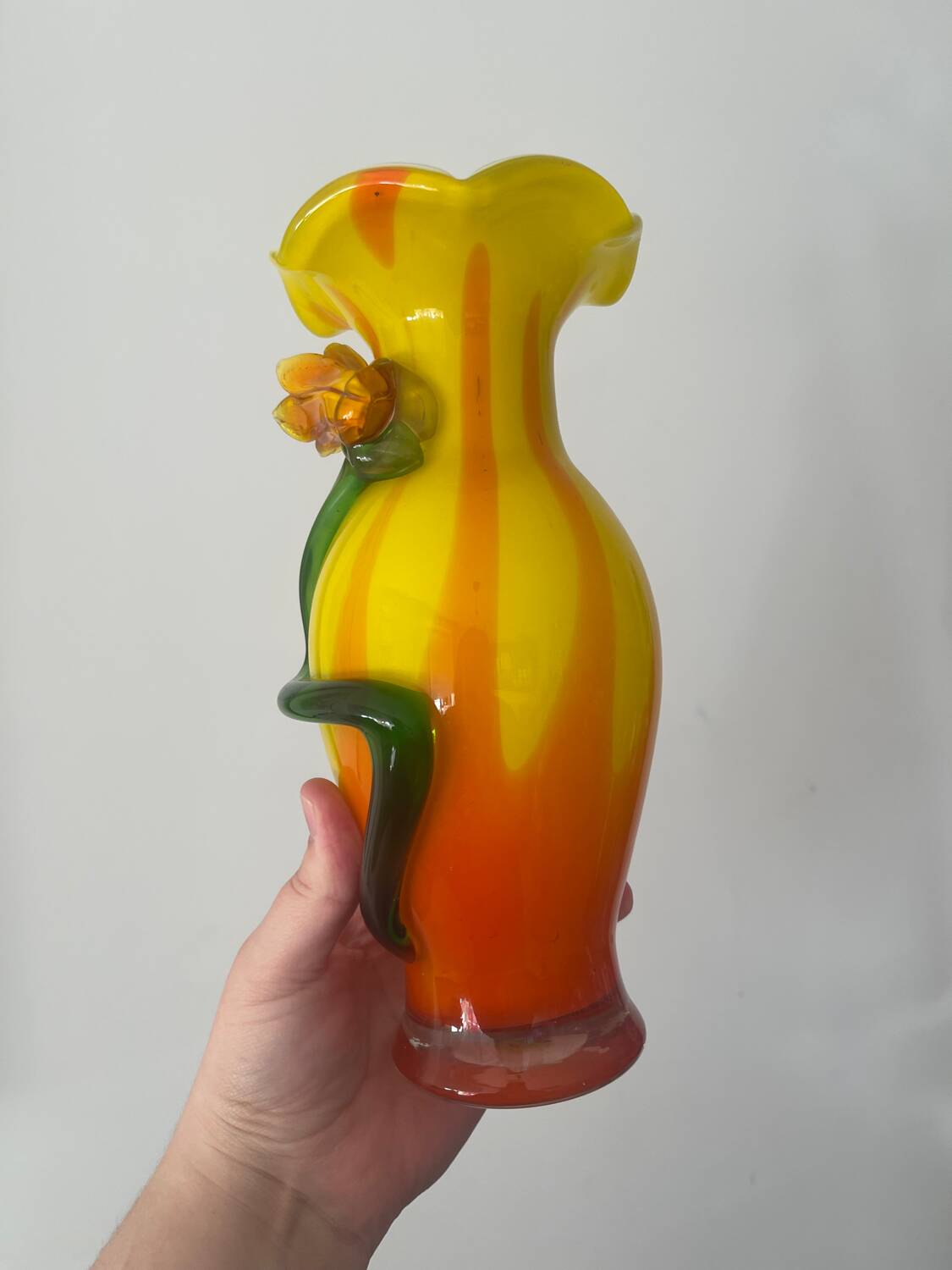Vase en verre soufflé style Murano à décor de fleur