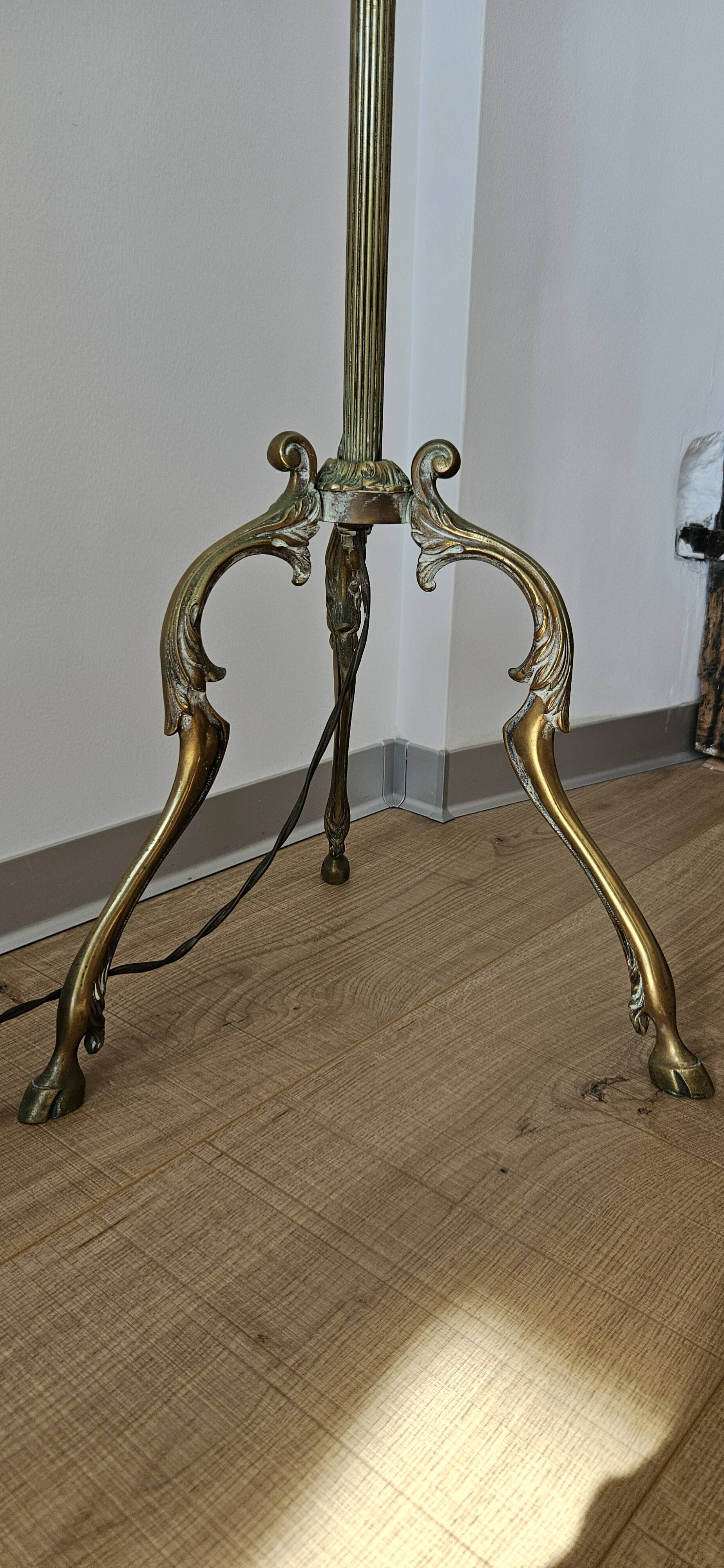 Tripod floor lamp base