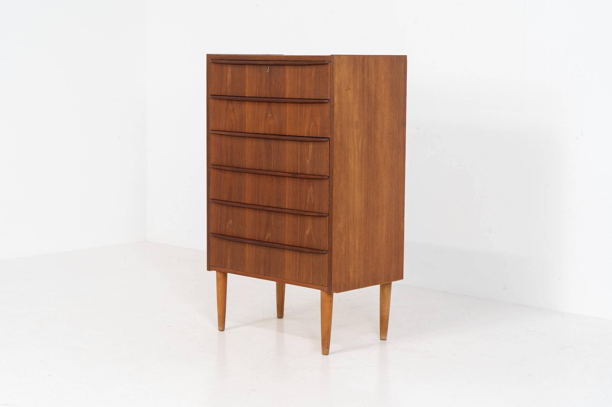 Chest of drawers in teak