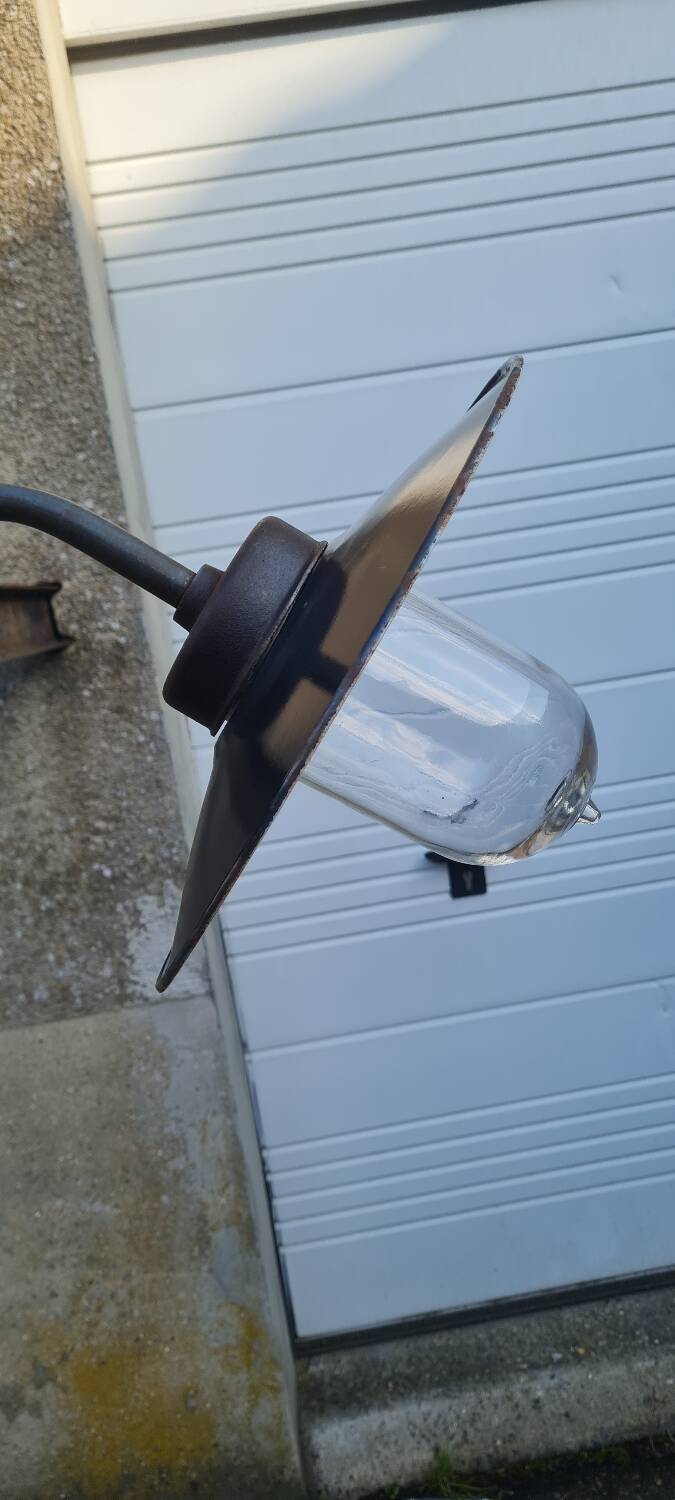 Exterior wall light in enamelled sheet metal