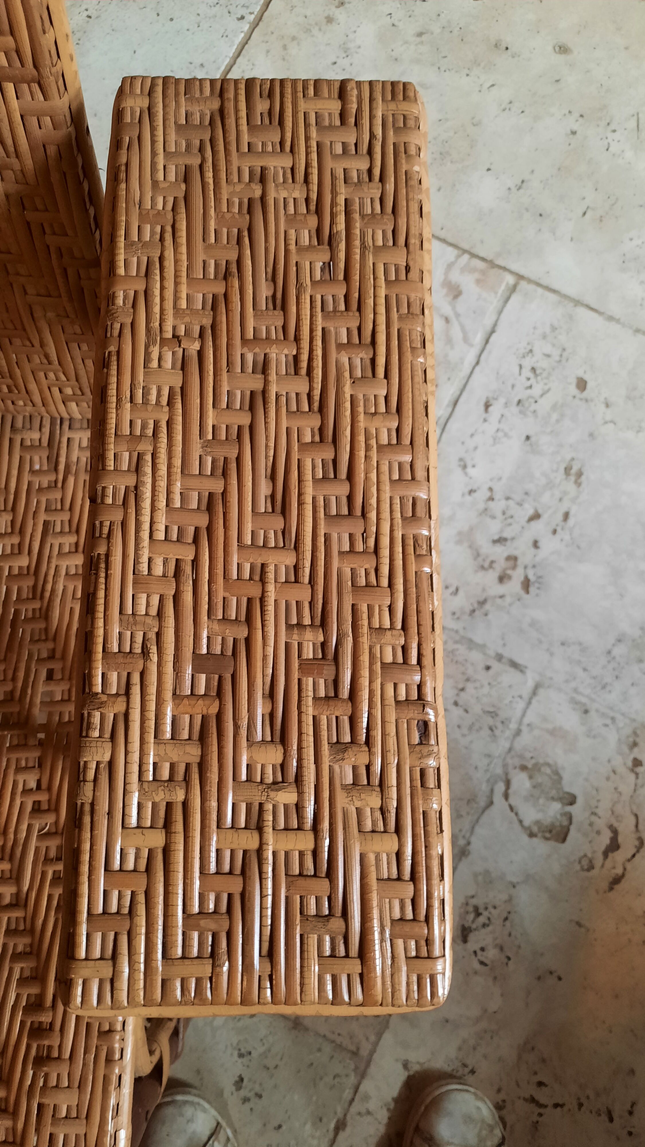 Wicker and wood chaise longue