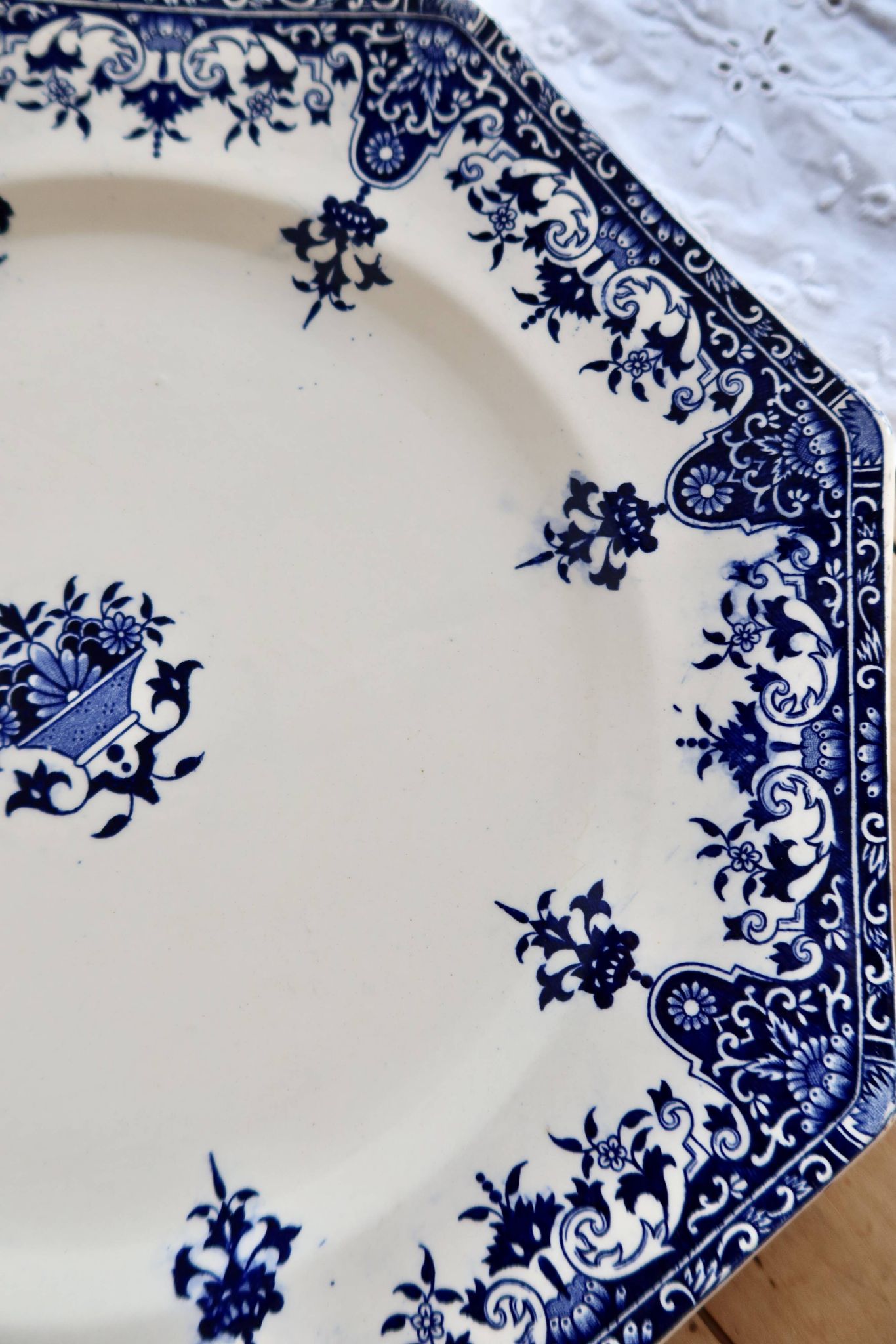 Plat de service terre de fer Longchamp modèle Rouen XIXe siècle