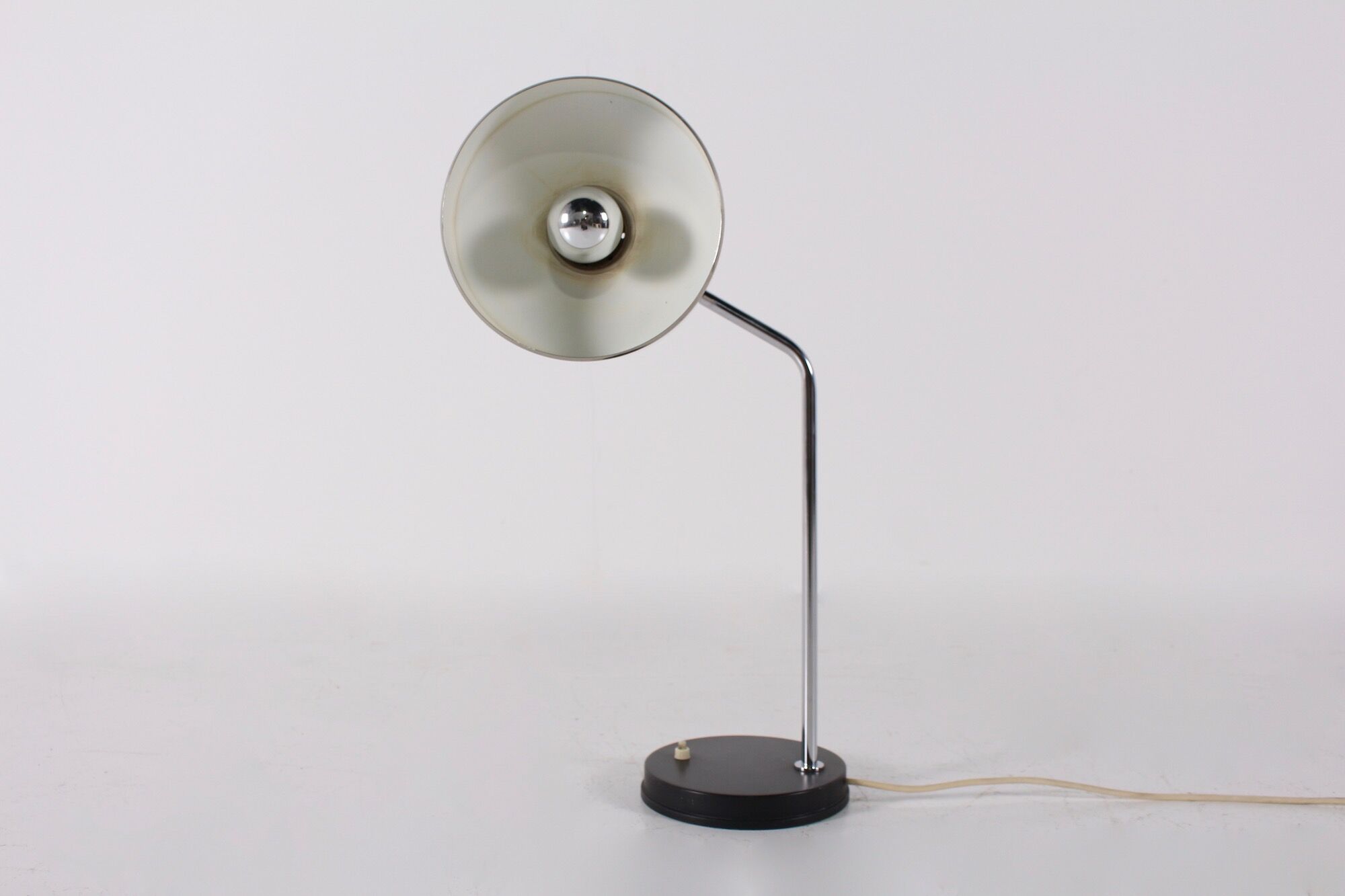 Modernist articulated office lamp