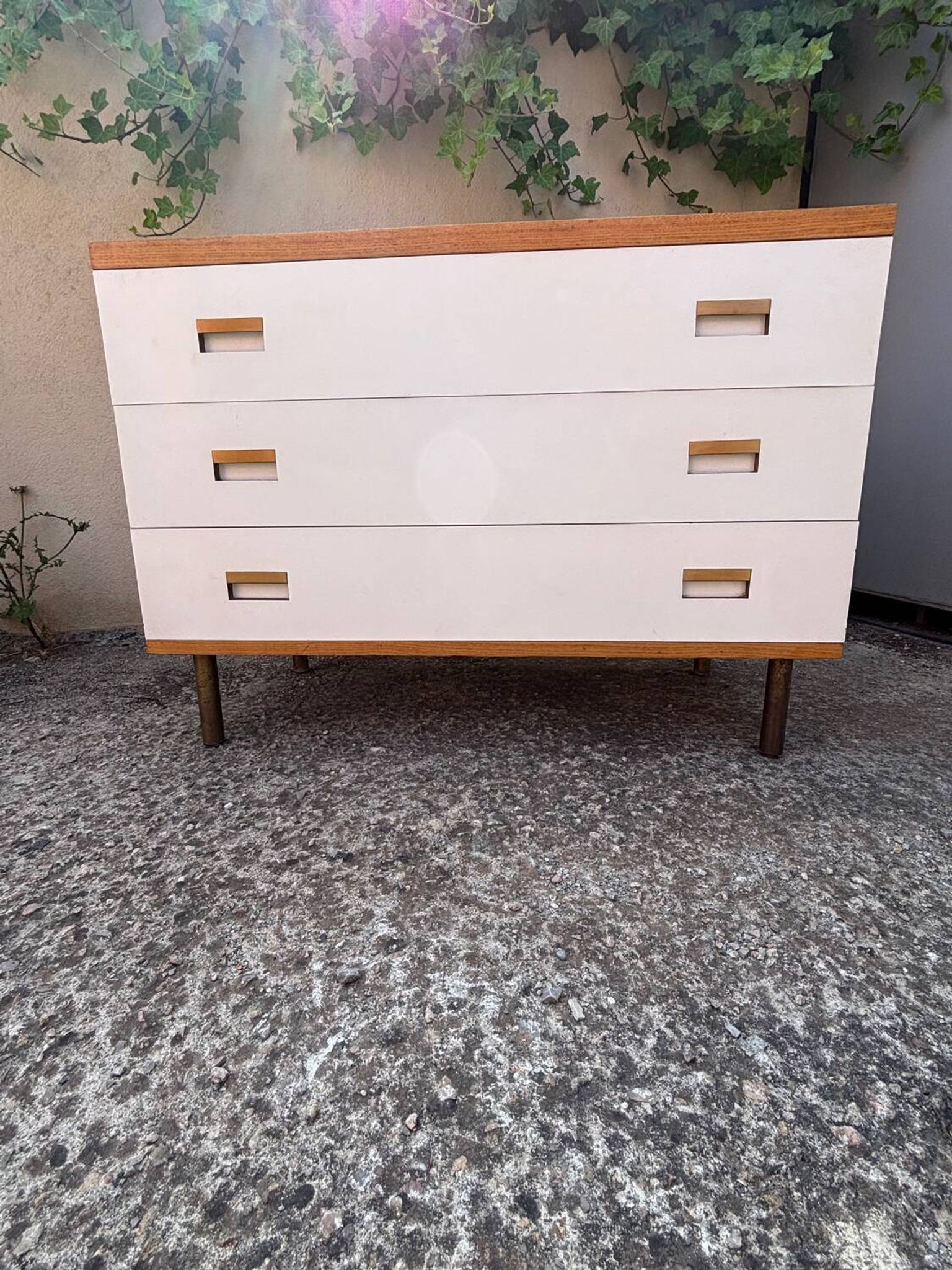 Commode années 70 chêne, laiton et placage blanc cassé